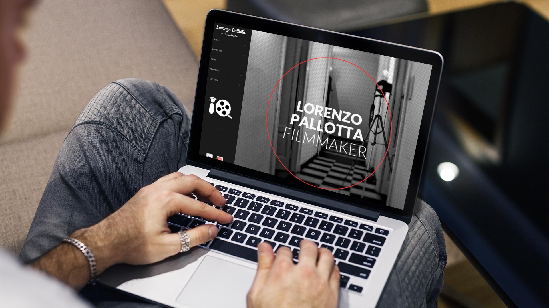 Uomo moderno al lavoro con MacBook pro che guarda il Sito Web di Lorenzo Pallotta filmmaker