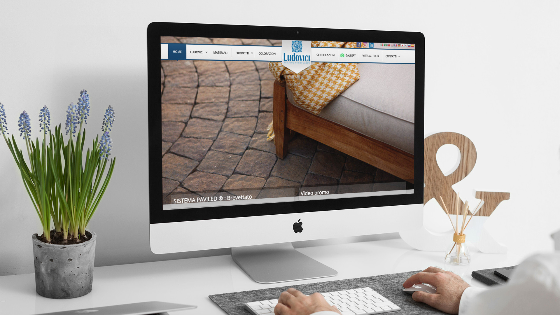 Uomo che guarda sull'iMac la Home Page del sito web di Ludovici