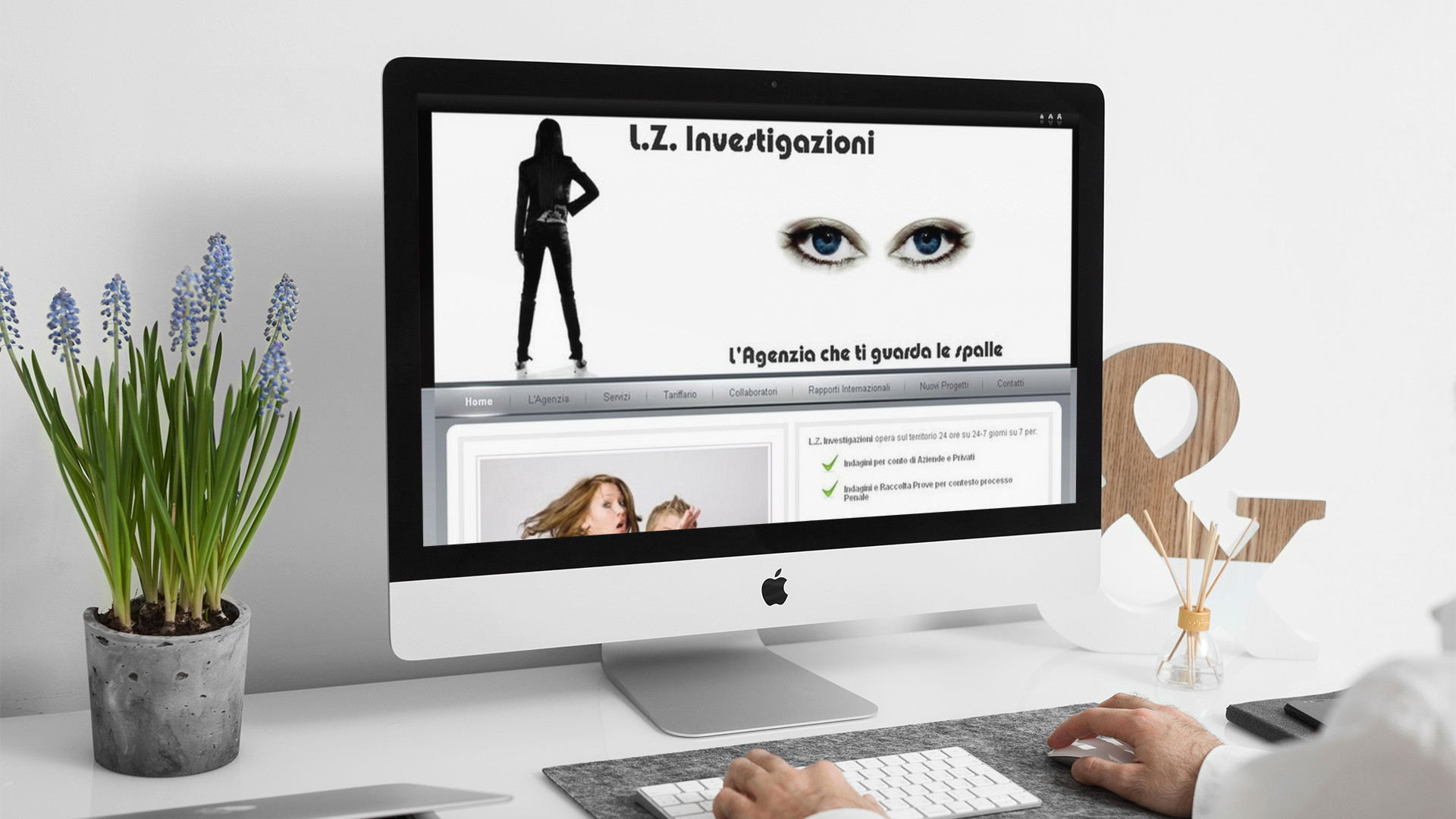 Uomo che guarda sull'iMac la home page del Sito Web di LZ Investigazioni di Alba Adriatica