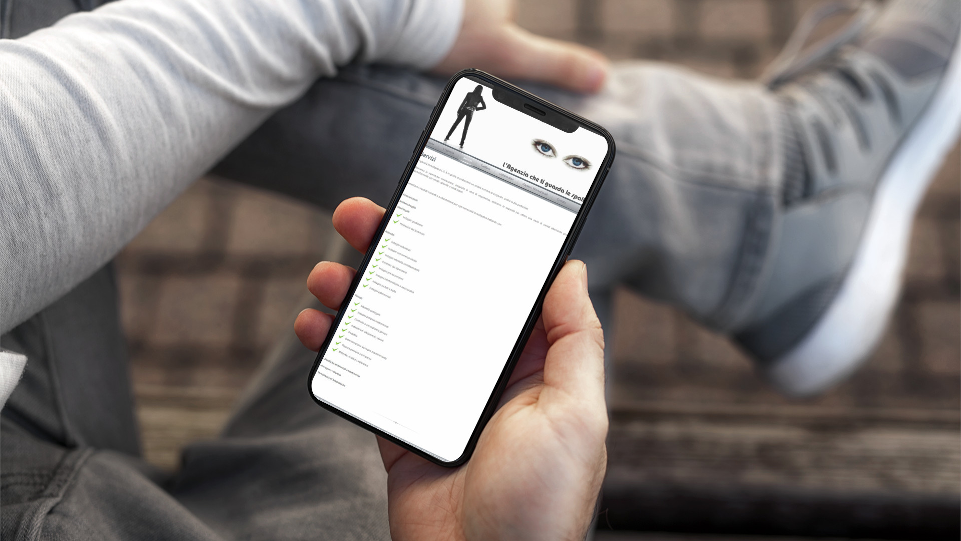 Mano con iPhone che mostra il Sito Web in modalità mobile responsive di LZ Investigazioni di Alba Adriatica