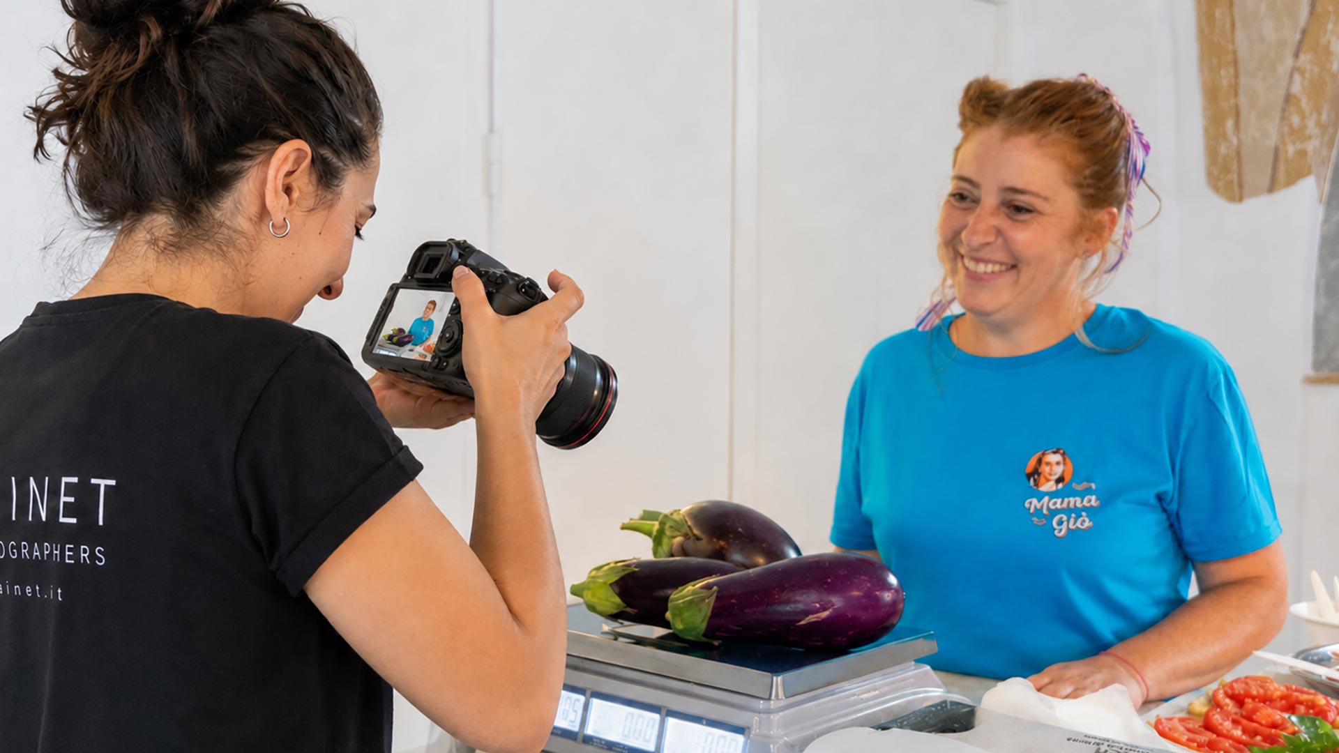 Fotografa durante shooting fotografico alle melanzane MamaGiò