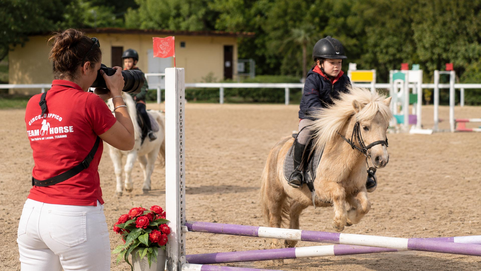 Fotografa durante uno shooting fotografico ai pony del Maneggio Team Horse Teramo
