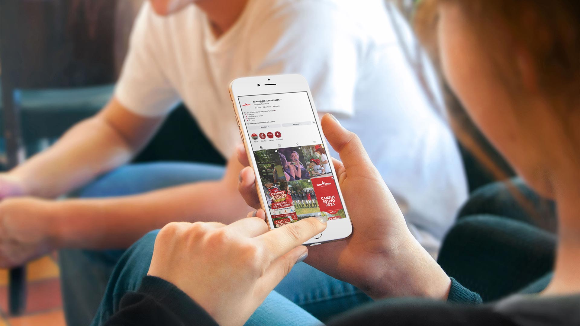 Mockup con iPhone e gruppo di amici per la gestione Social Instagram del Maneggio TeamHorse di Teramo