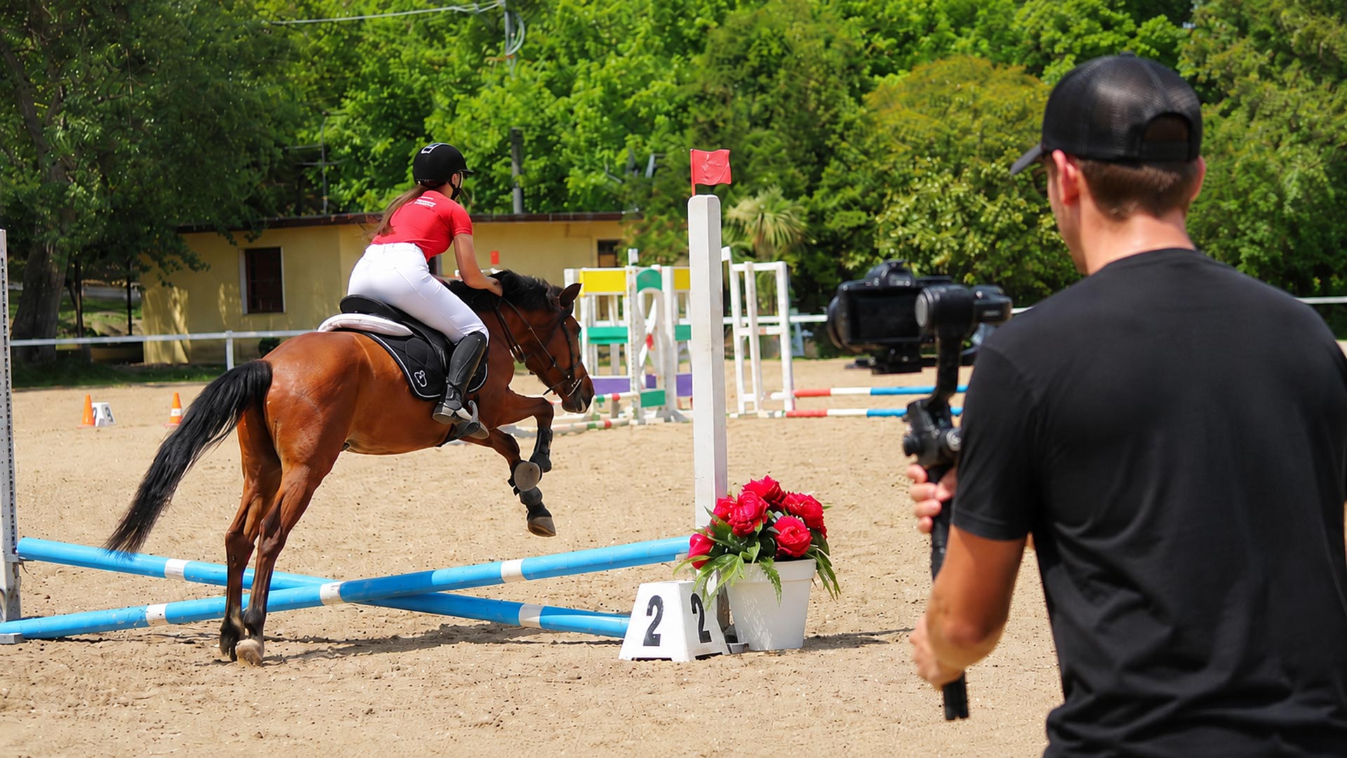 Videomaker durante le riprese video di una gara di salto ostacoli per il Maneggio Team Horse Teramo