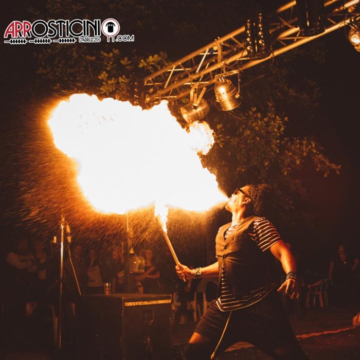 Mangiafuoco alla finale di Man vs Arrosticini a San Demetrio ne' Vestini