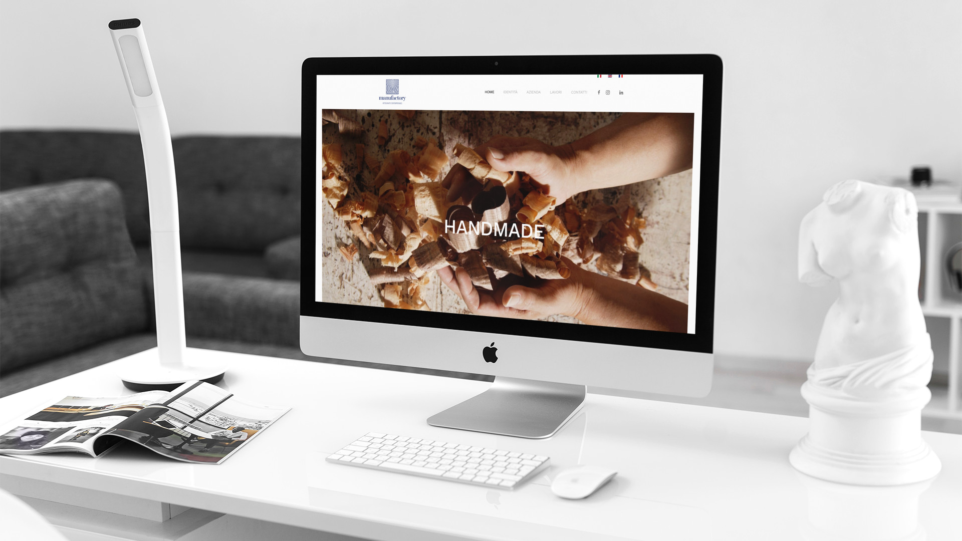 IMc sulla scrivania con la home page del sito web di Manufactory Design di Mosciano Sant'Angelo a Teramo in Abruzzo