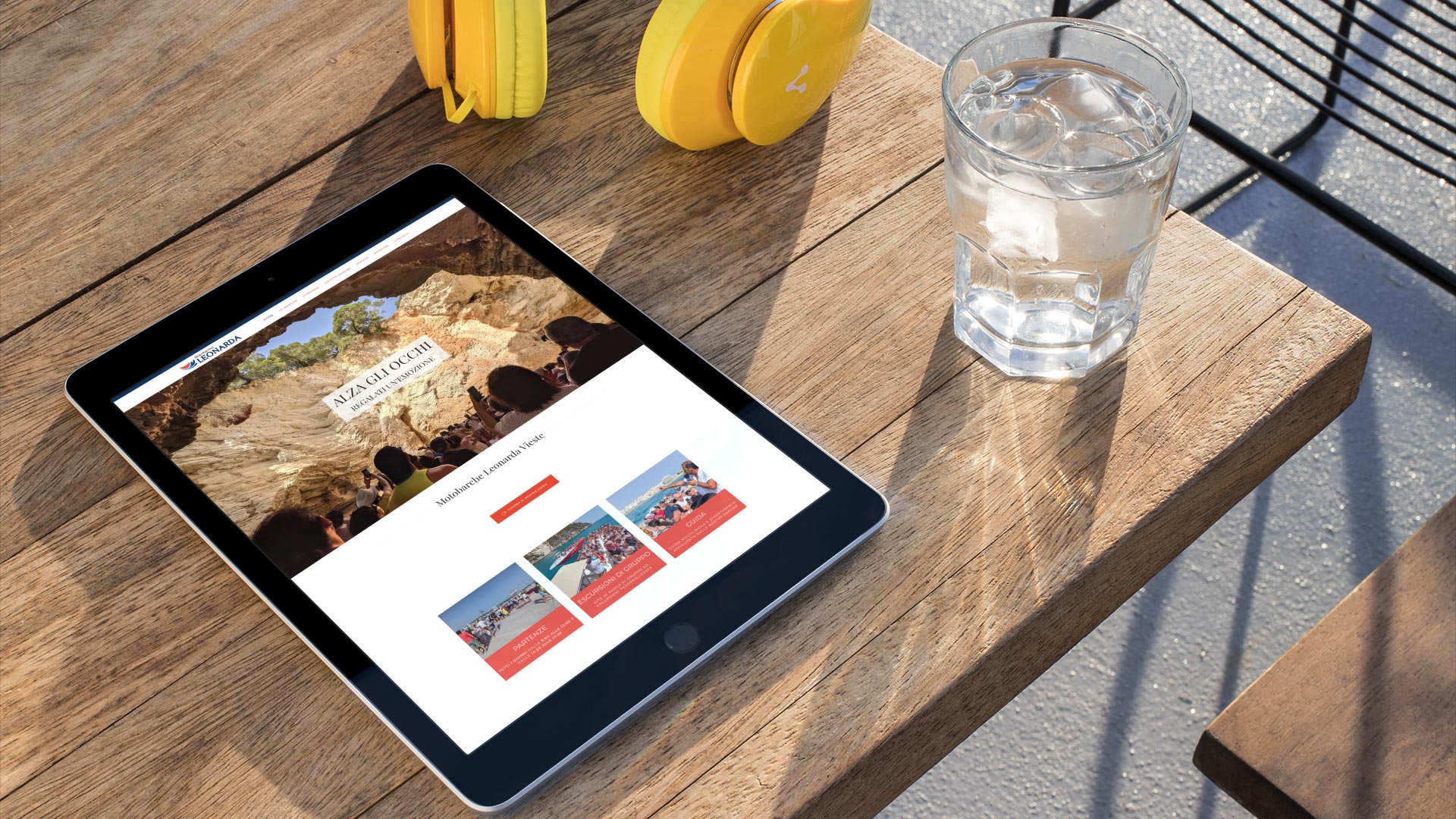 IPad su tavolo in legno mostra il Sito Web MBLeonardavieste.it