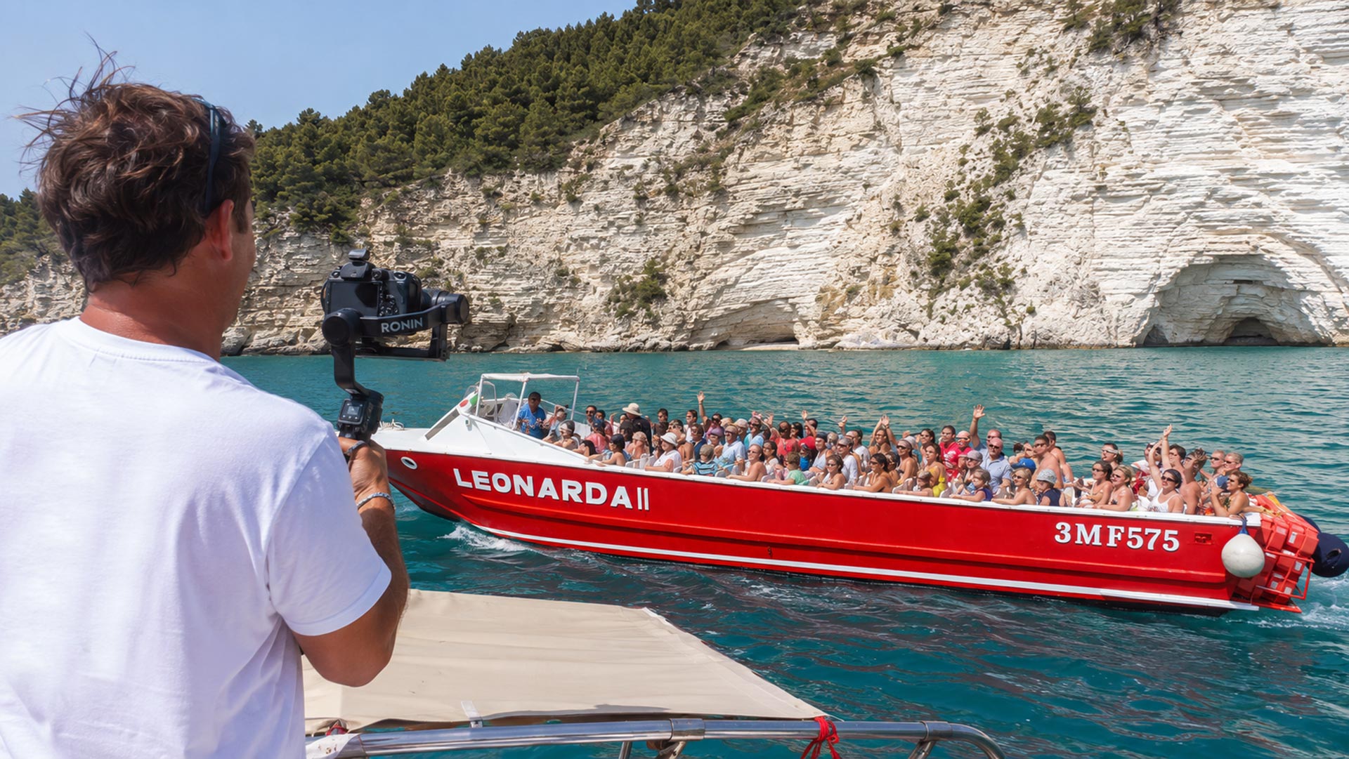 Videomaker durante riprese per Motobarche Leonarda di Vieste nel Gargano