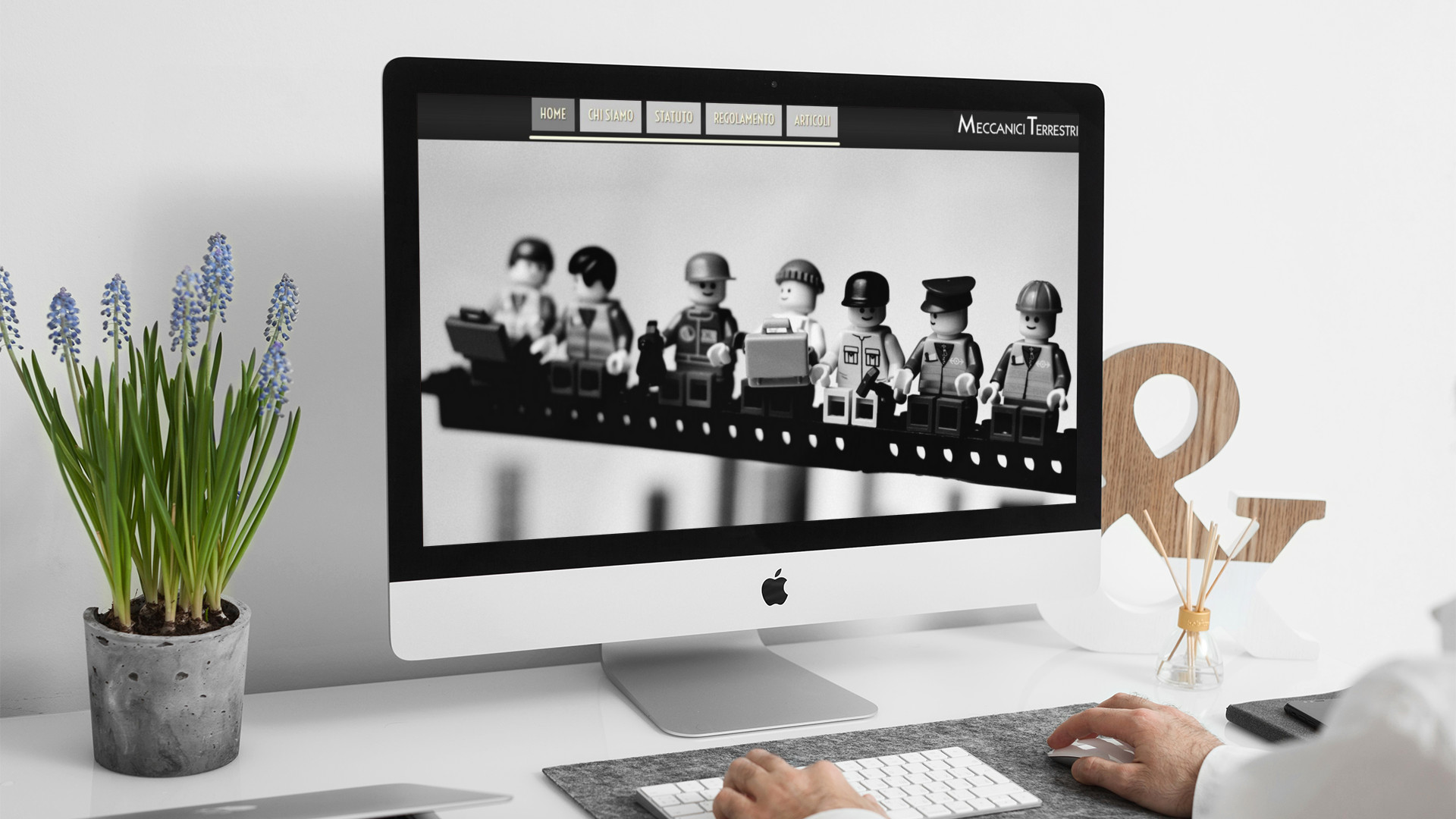 Uomo che guarda sull'iMac la Home Page del sito web di Meccanici Terrestri in Abruzzo