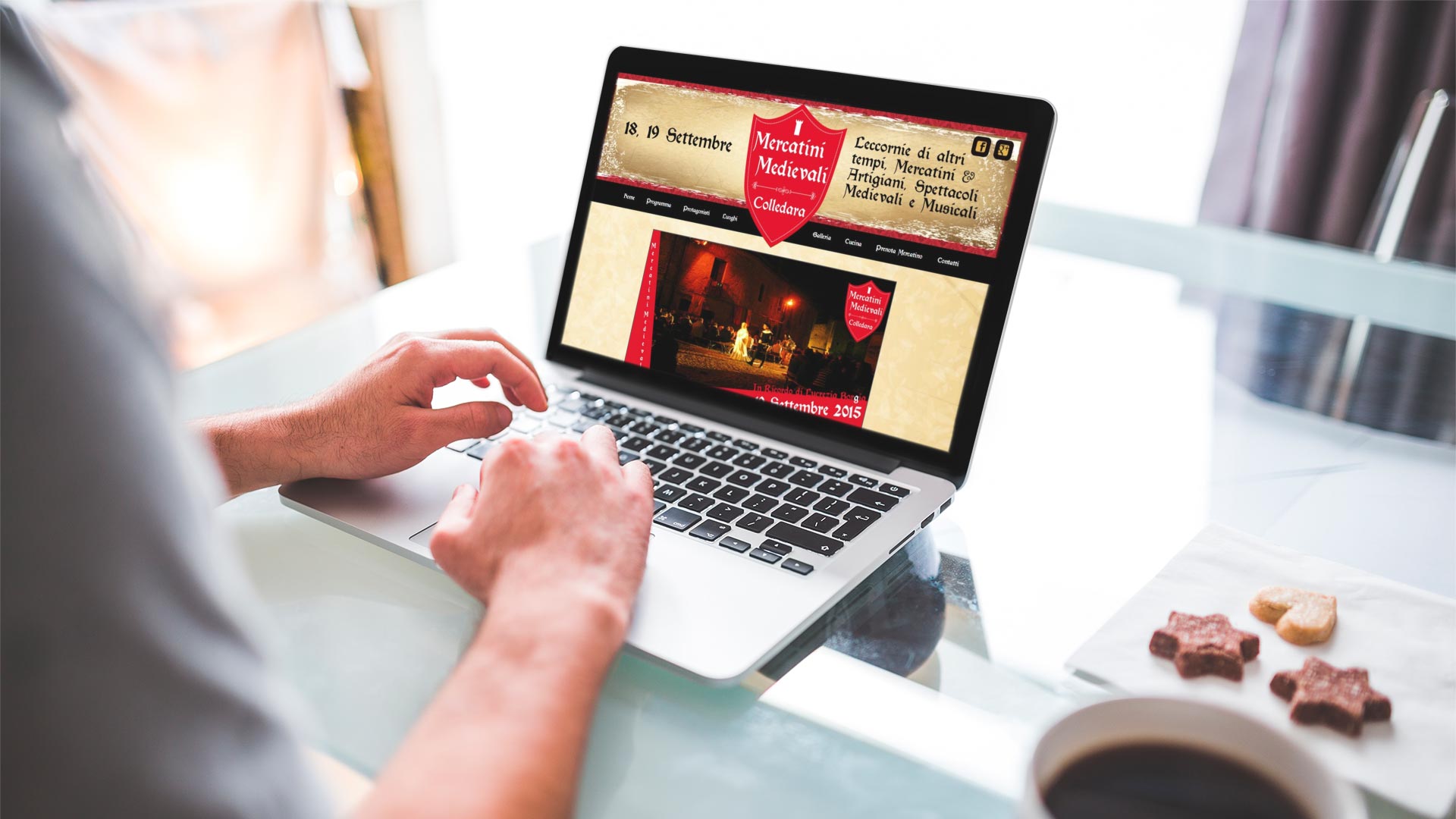 Uomo a casa con MacBook Pro che guarda il Sito Web Mercatini Medievali di Colledara