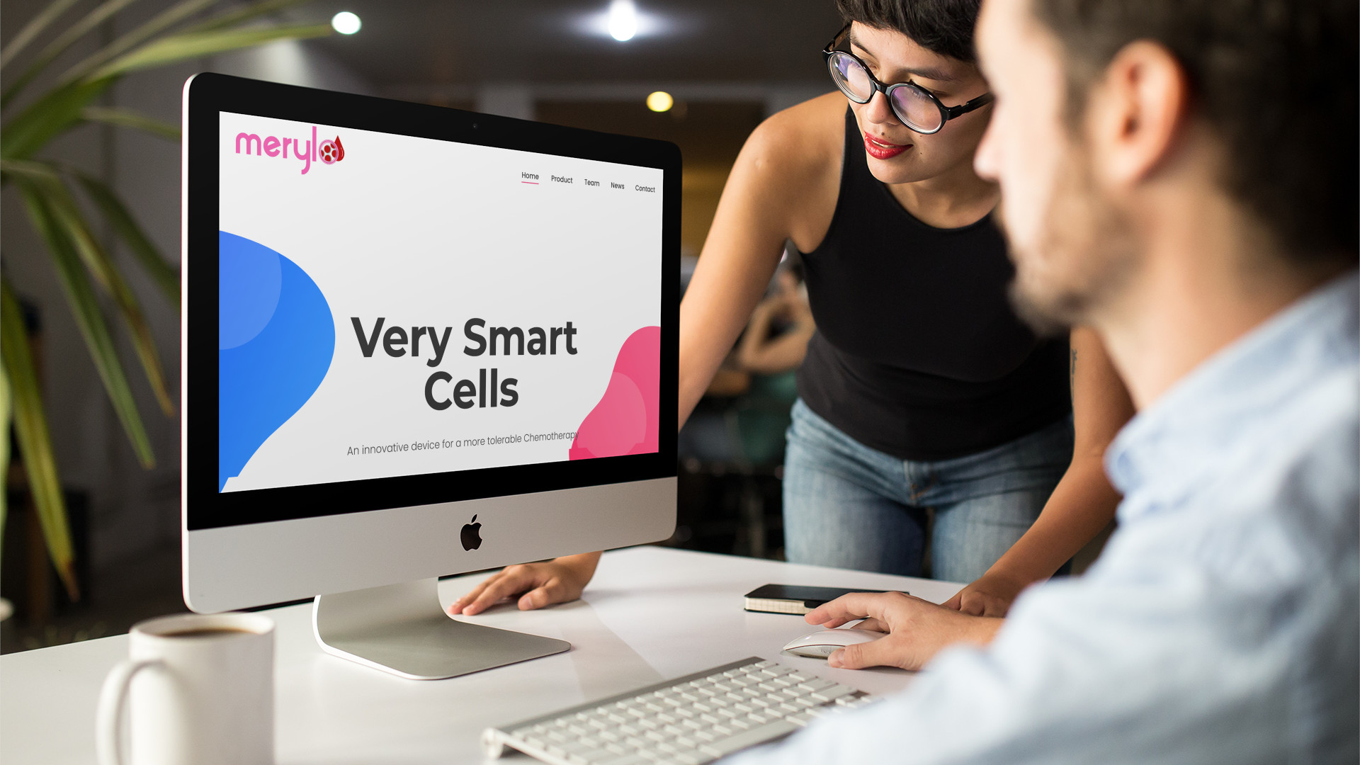Donna che mostra sull'iMac la Home Page del sito web di Merylo di Milano