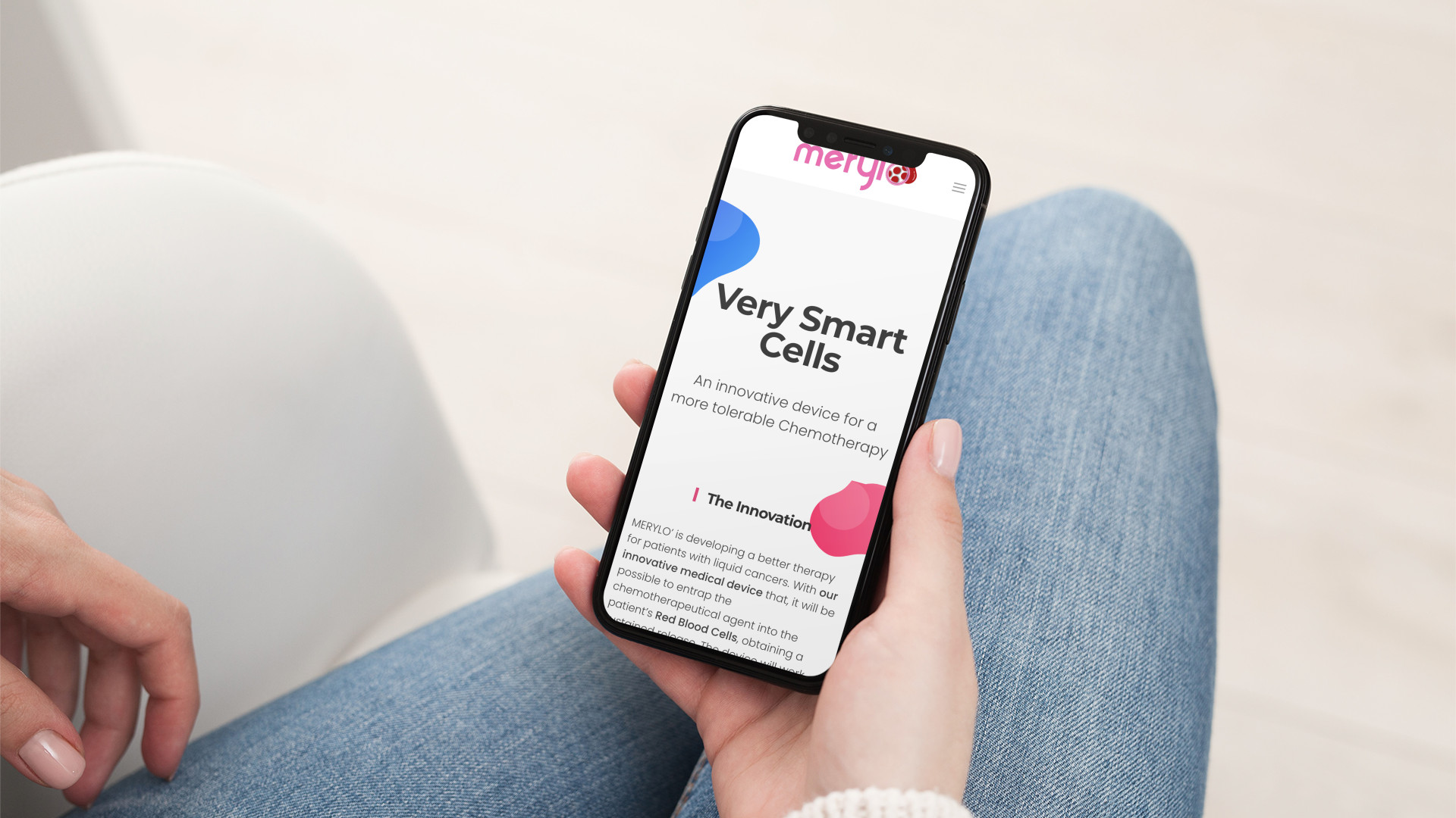 Mano con iPhone che mostra il sito web in modalità mobile responsive di Merylo di Milano