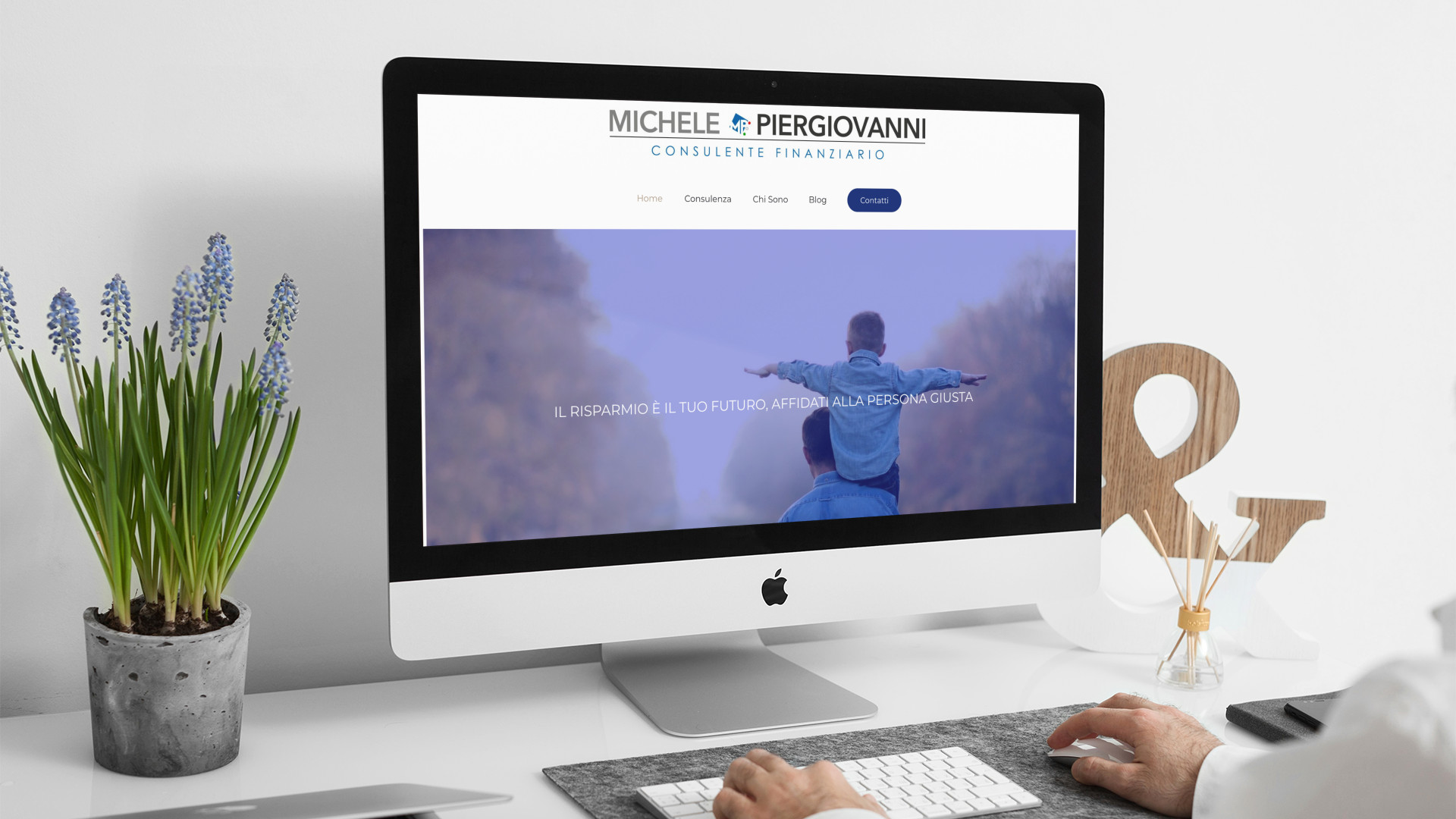 Persona consulta il sito di Michele Piergiovanni su un iMac