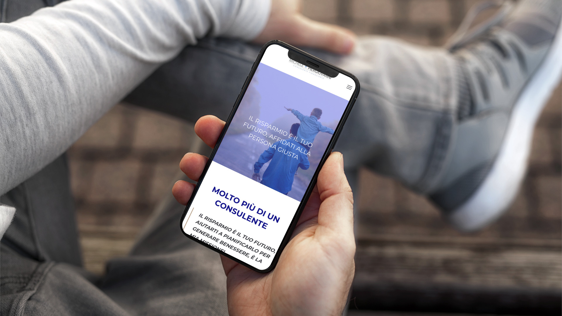 Persona consulta il sito di Michele Piergiovanni su un iPhone