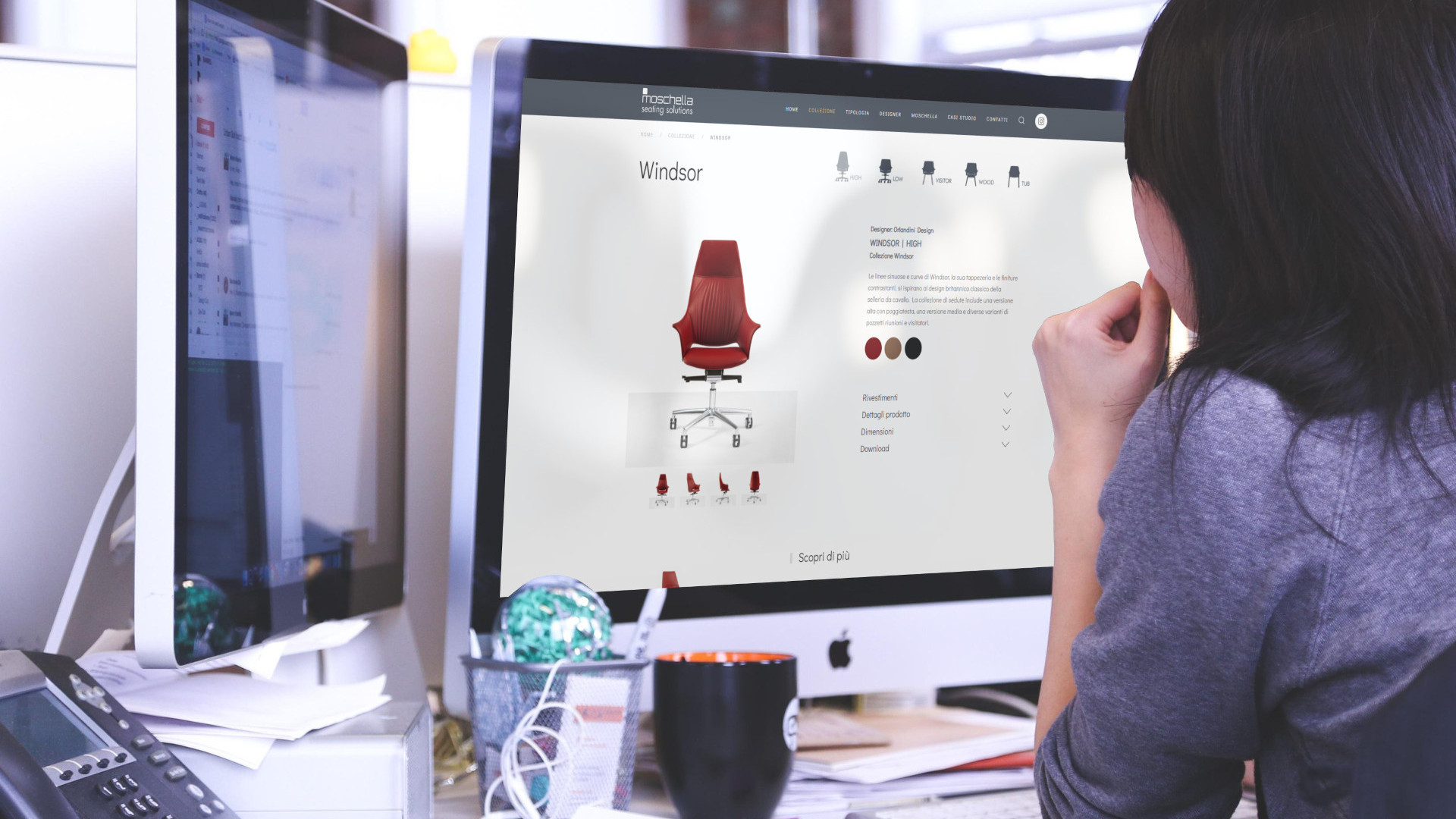 Designer Guarda Sito Web Moschella Sedute In Ufficio Mentre Beve Caffe