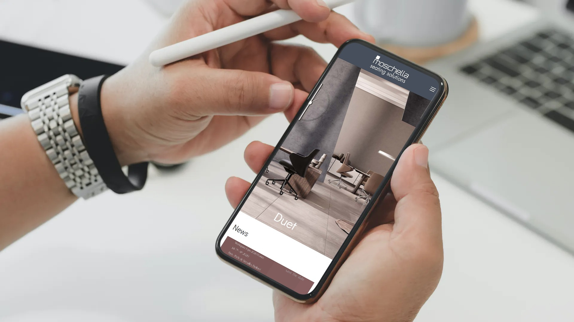 Ragazza designer in ufficio che visualizza il sito web responsive di Moschella Sedute in versione mobile