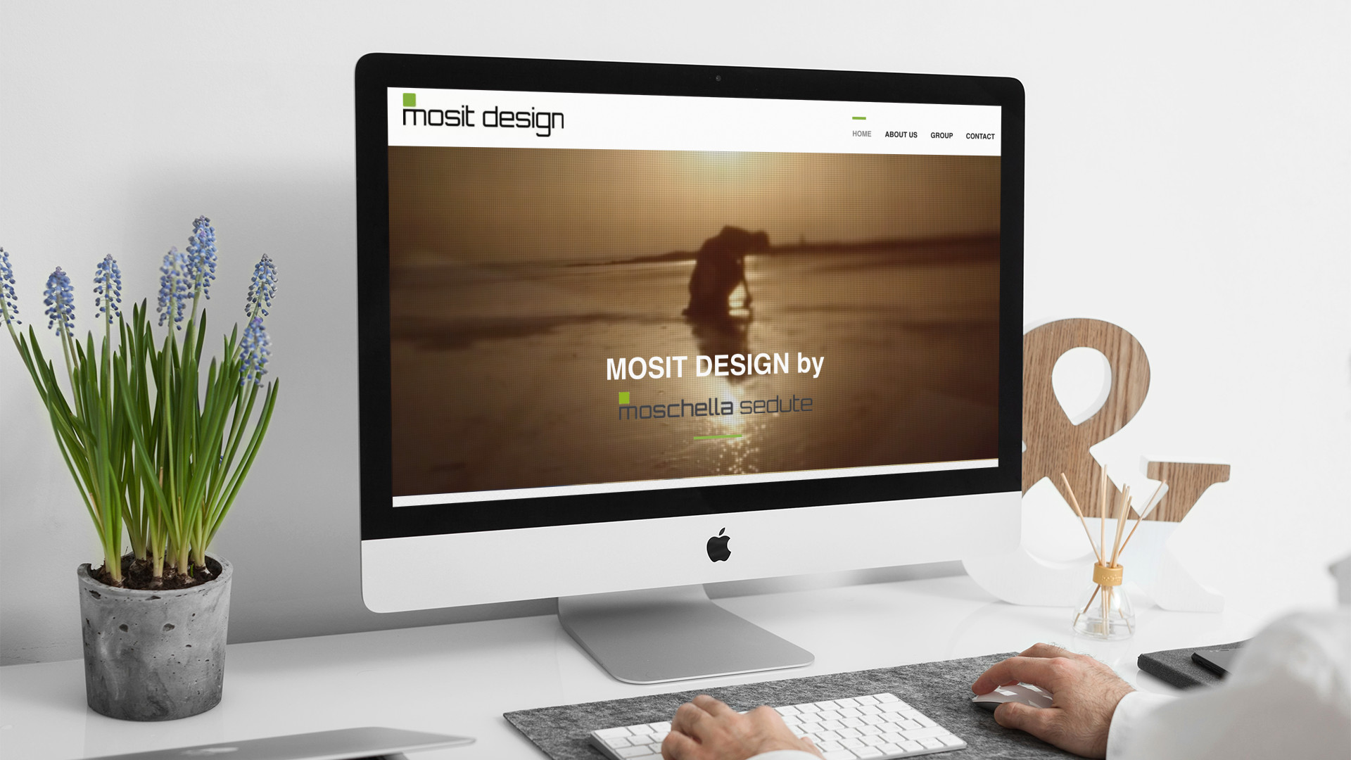 Uomo che guarda sull'iMac la Home Page del sito web di Mosit Design di Teramo
