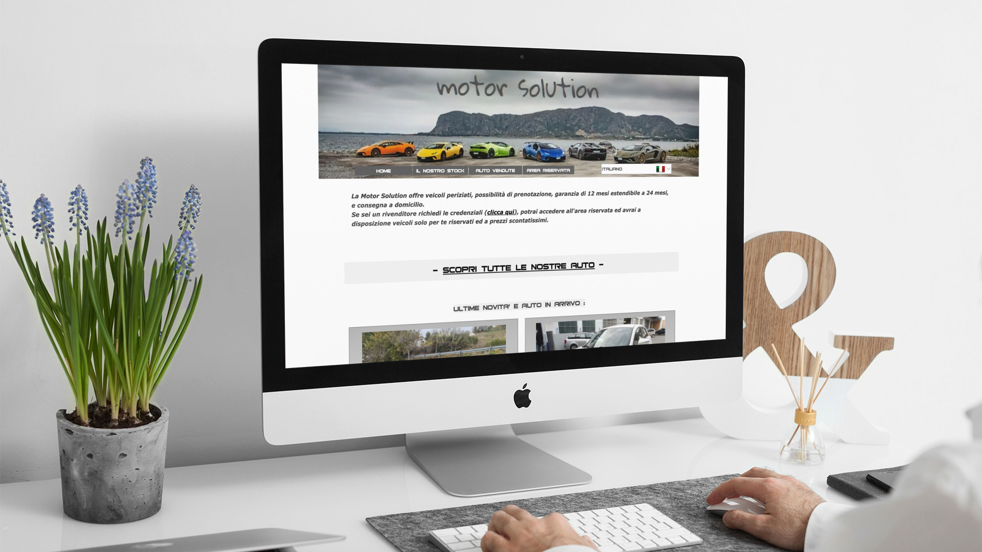 Uomo che guarda sull'iMac la Home page del sito web della Motor Solution di Castelnuovo Vomano