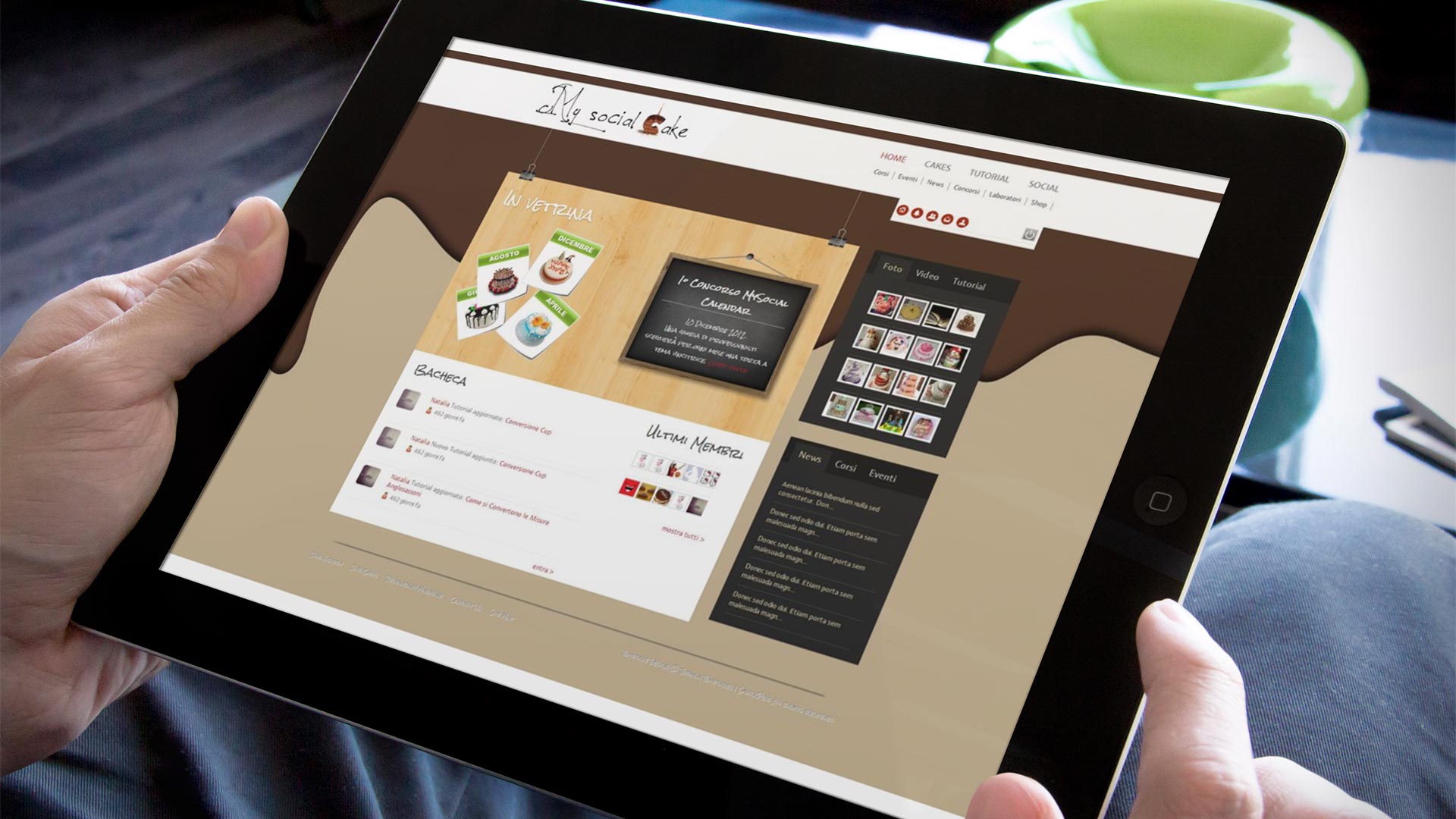 Uomo business con iPad nero in orizzontale che guarda il social MySocialCake dedicato ai dolci