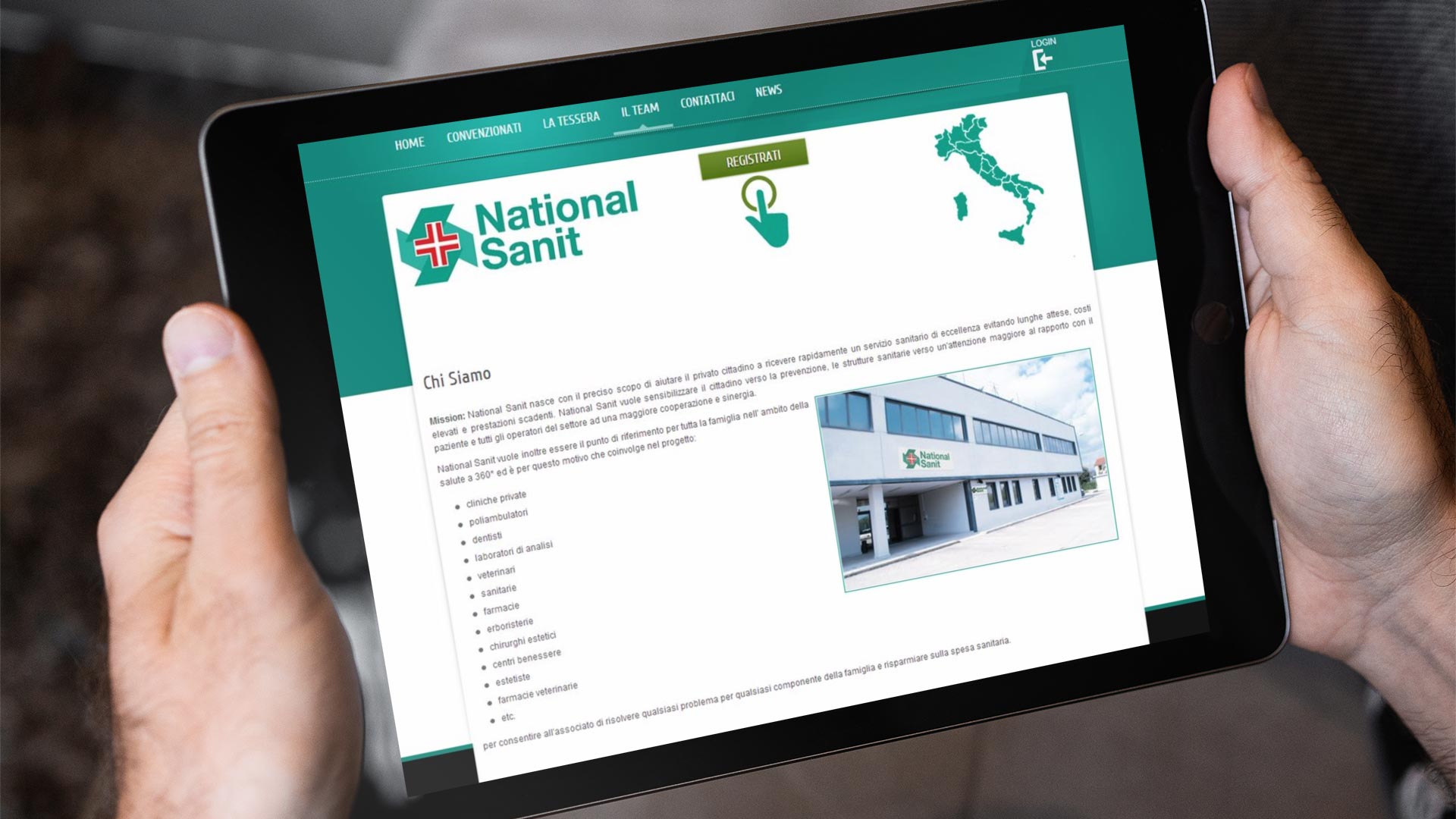 Mani di un uomo con iPad in orizzontale che guardano il Sito Web National Sanit per convenzioni sanitarie nazionali