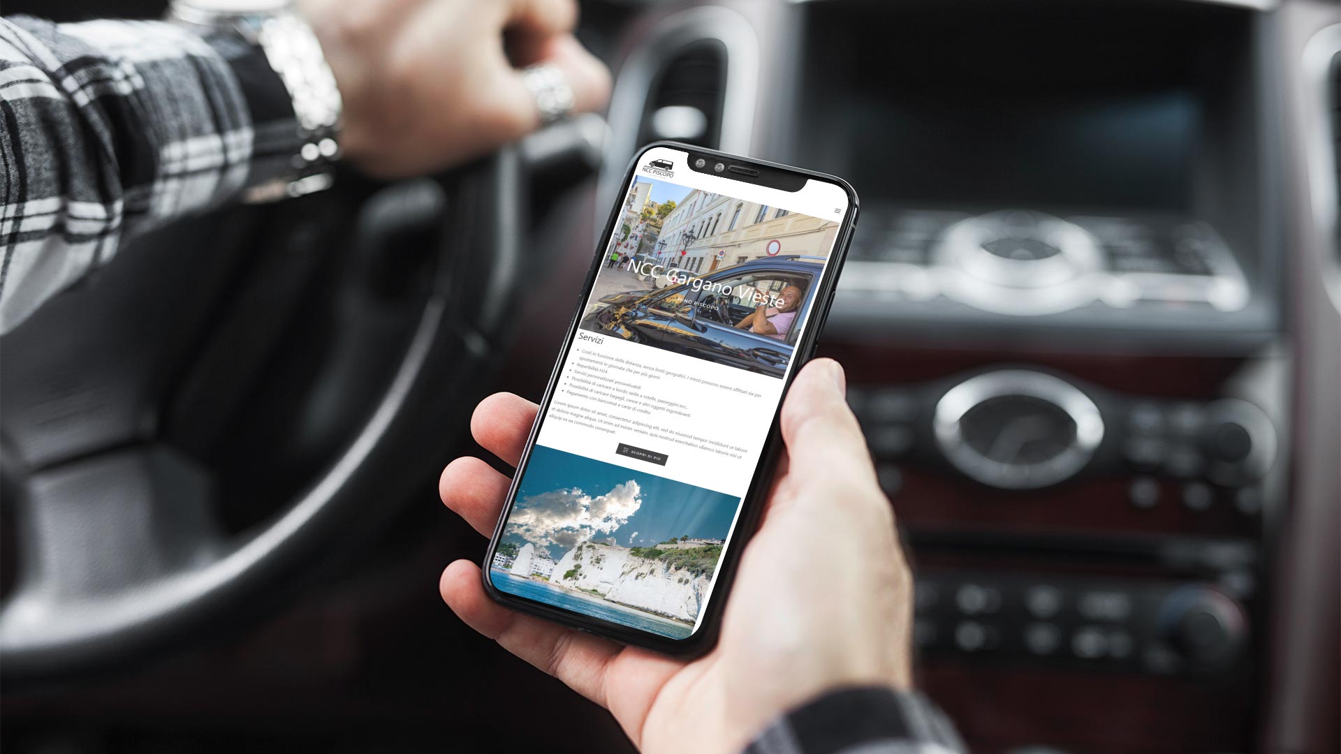 Uomo in auto con iPhone guarda il Sito Web NCCGargano.it