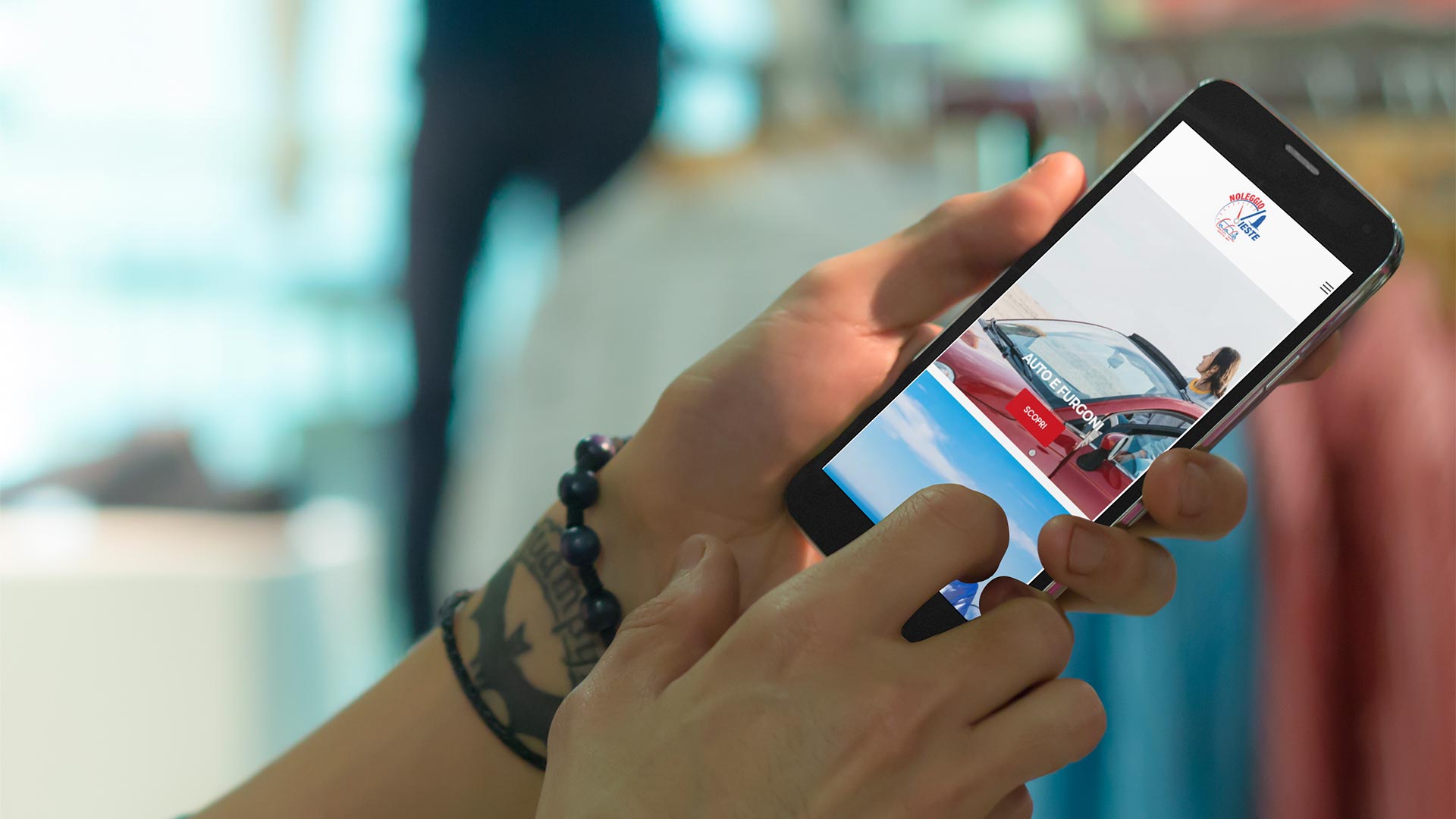 Persona con smartphone Android guarda il Sito Web NoleggioVieste.it