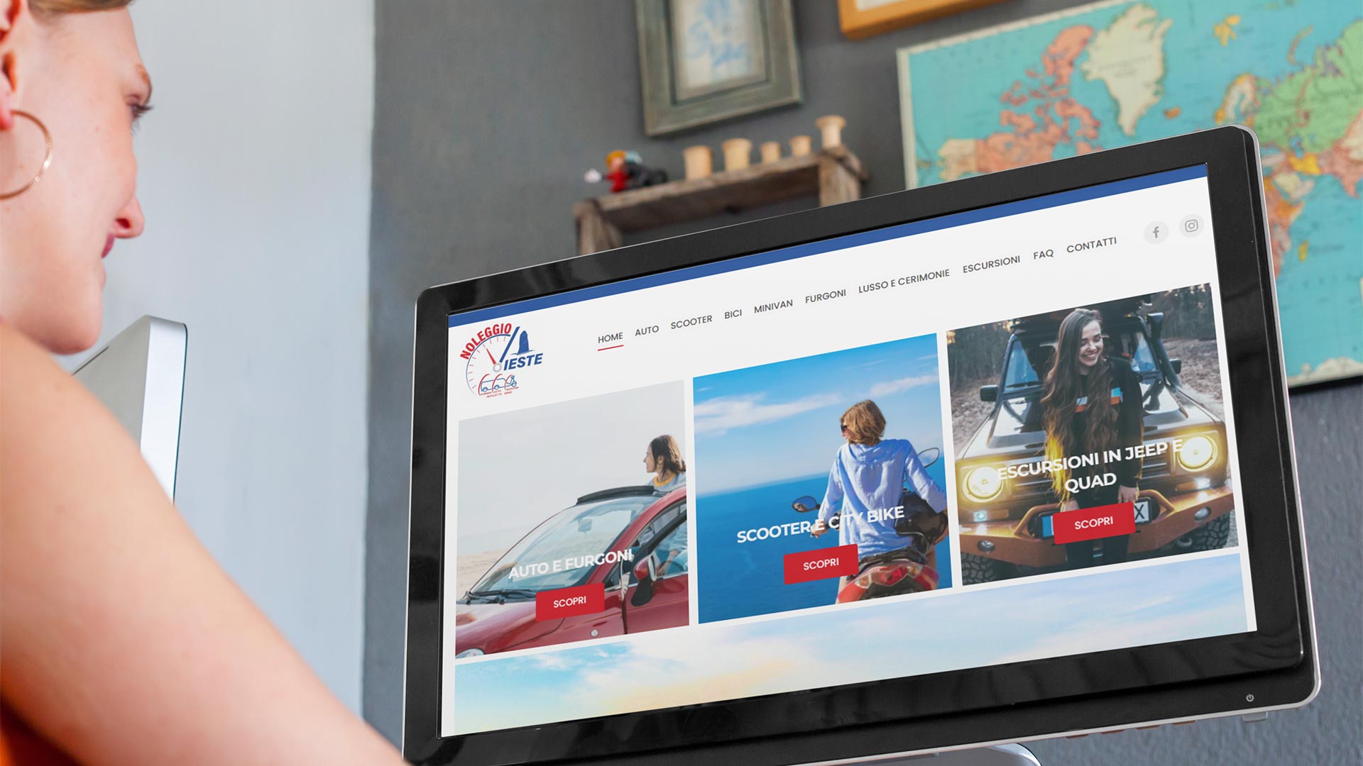 Ragazza organizza un viaggio al PC guardando il Sito Web NoleggioVieste.it