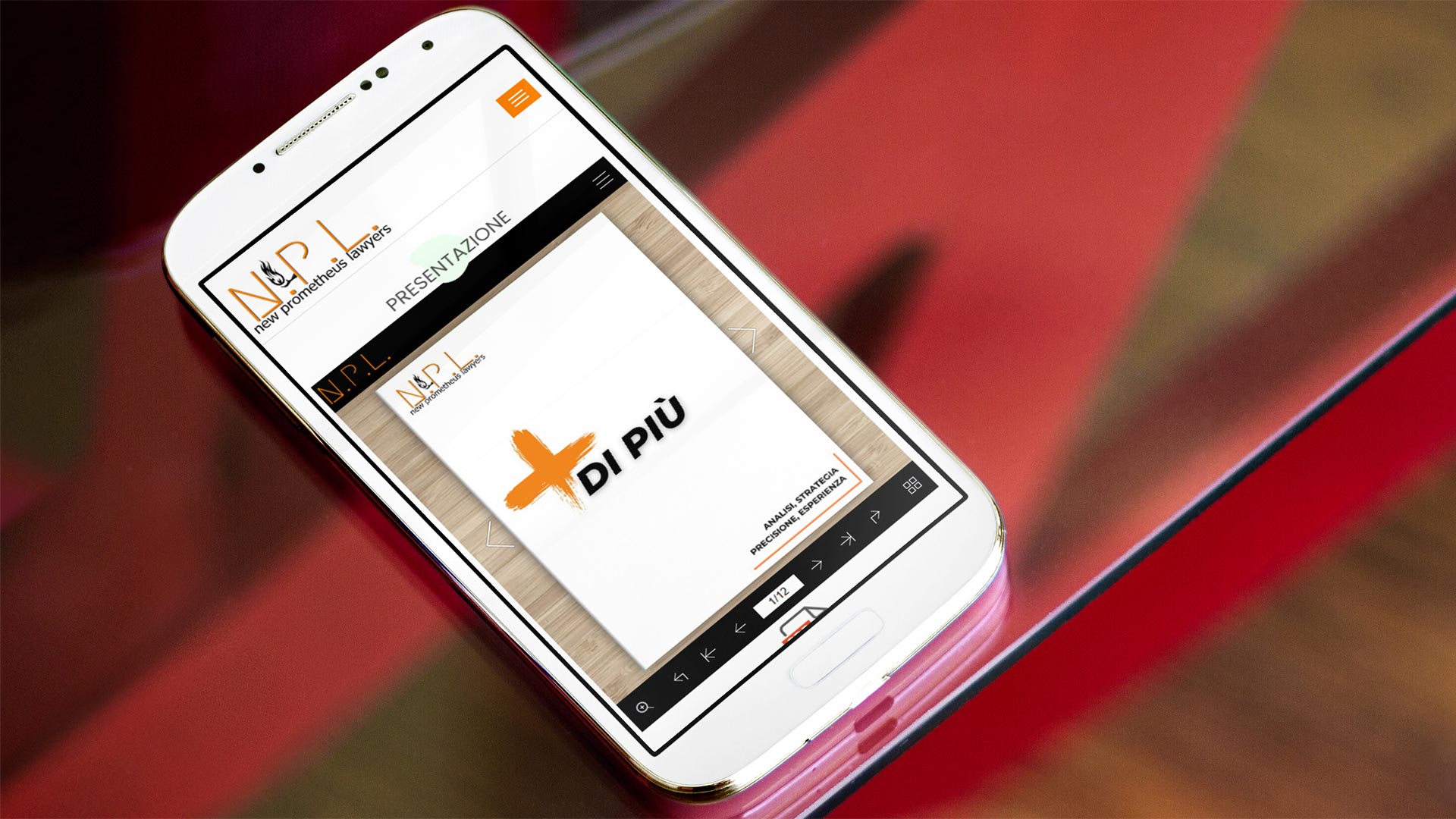 Smartphone Samsung Galaxy bianco su tavolo in cristallo mostra il Sito Web NPL Legal