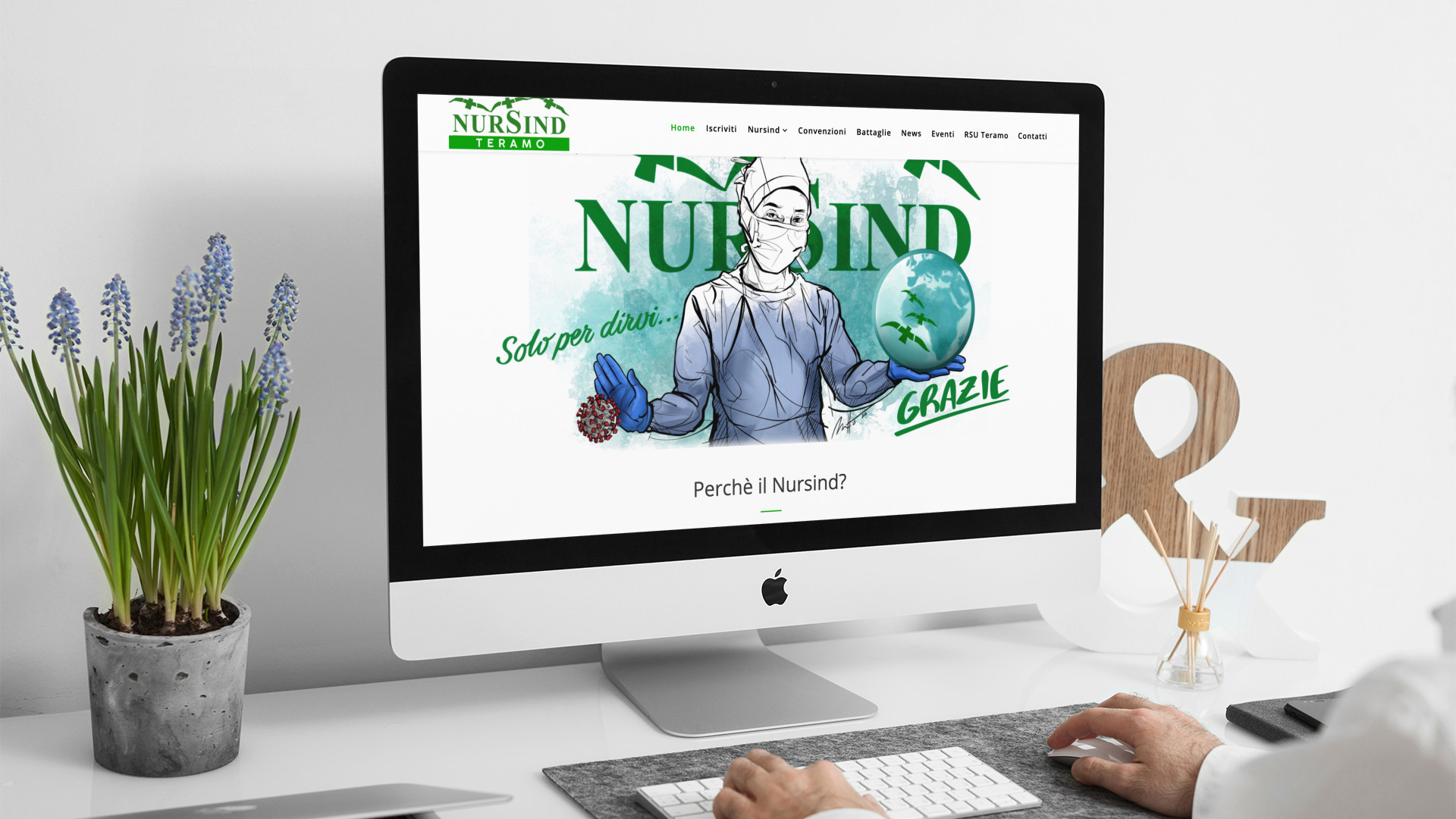 Uomo che guarda sull'iMac la Home Page del sito web di Nursind a Teramo