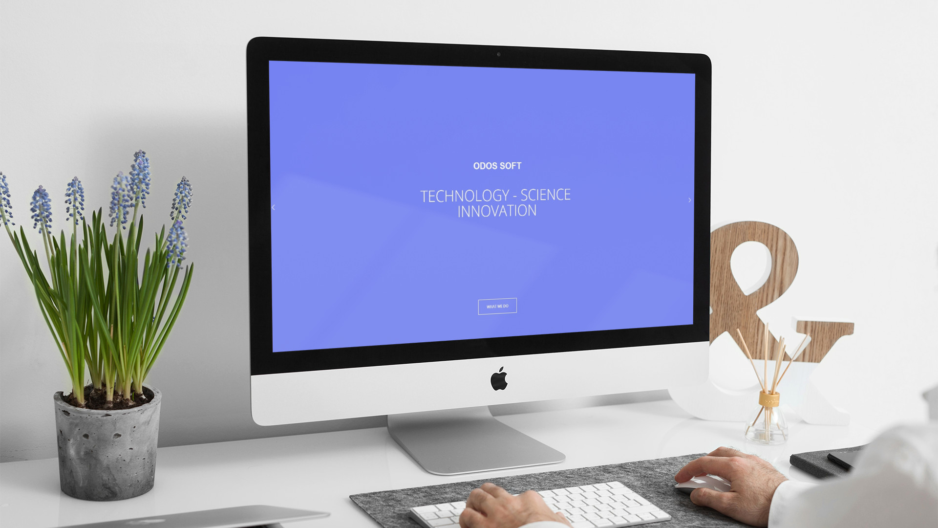Uomo che guarda sull'iMac la Home Page del sito web di Odossoft