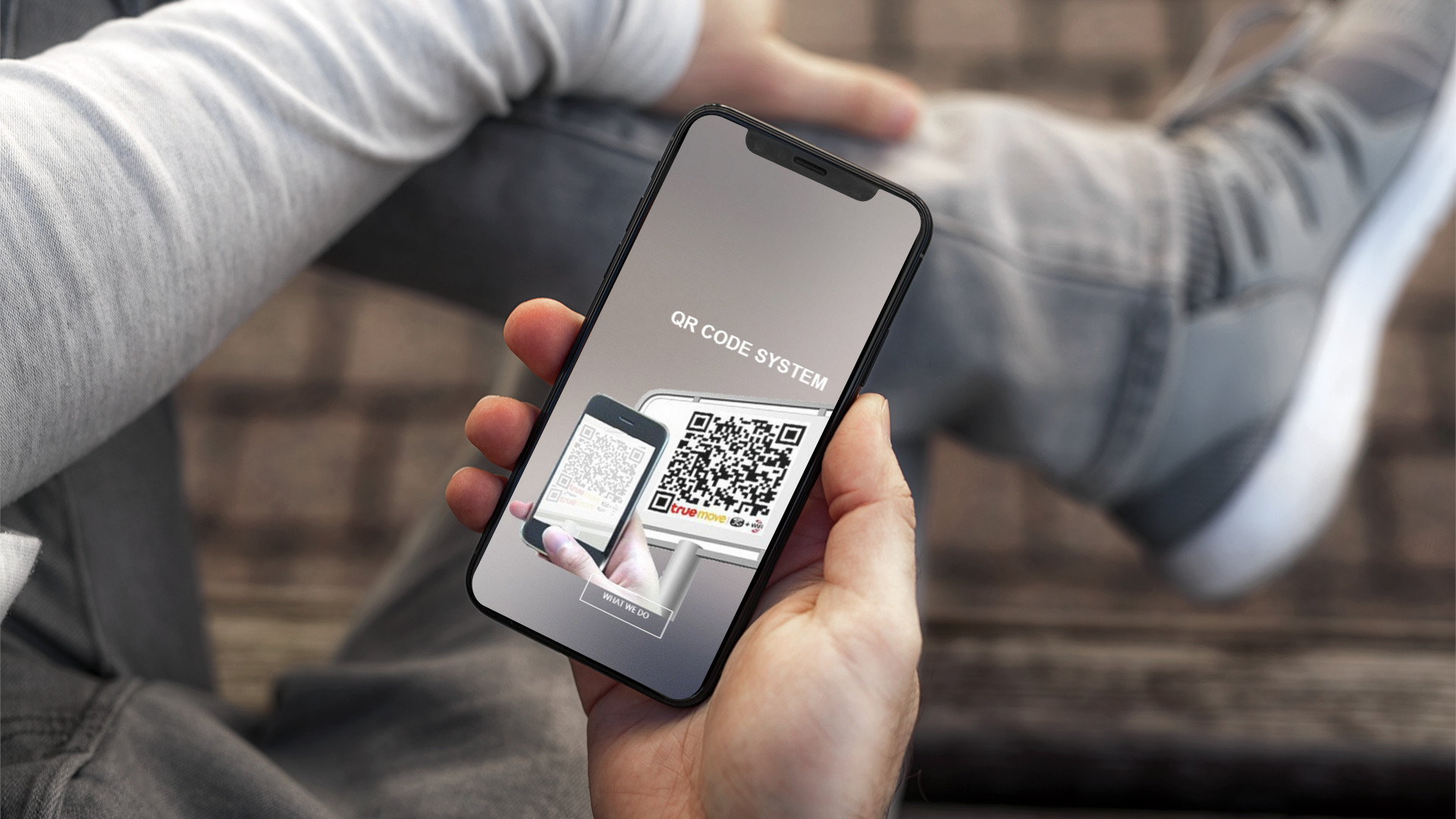 Mano con iPhone che mostra il sito web in modalità mobile responsive di Odossoft