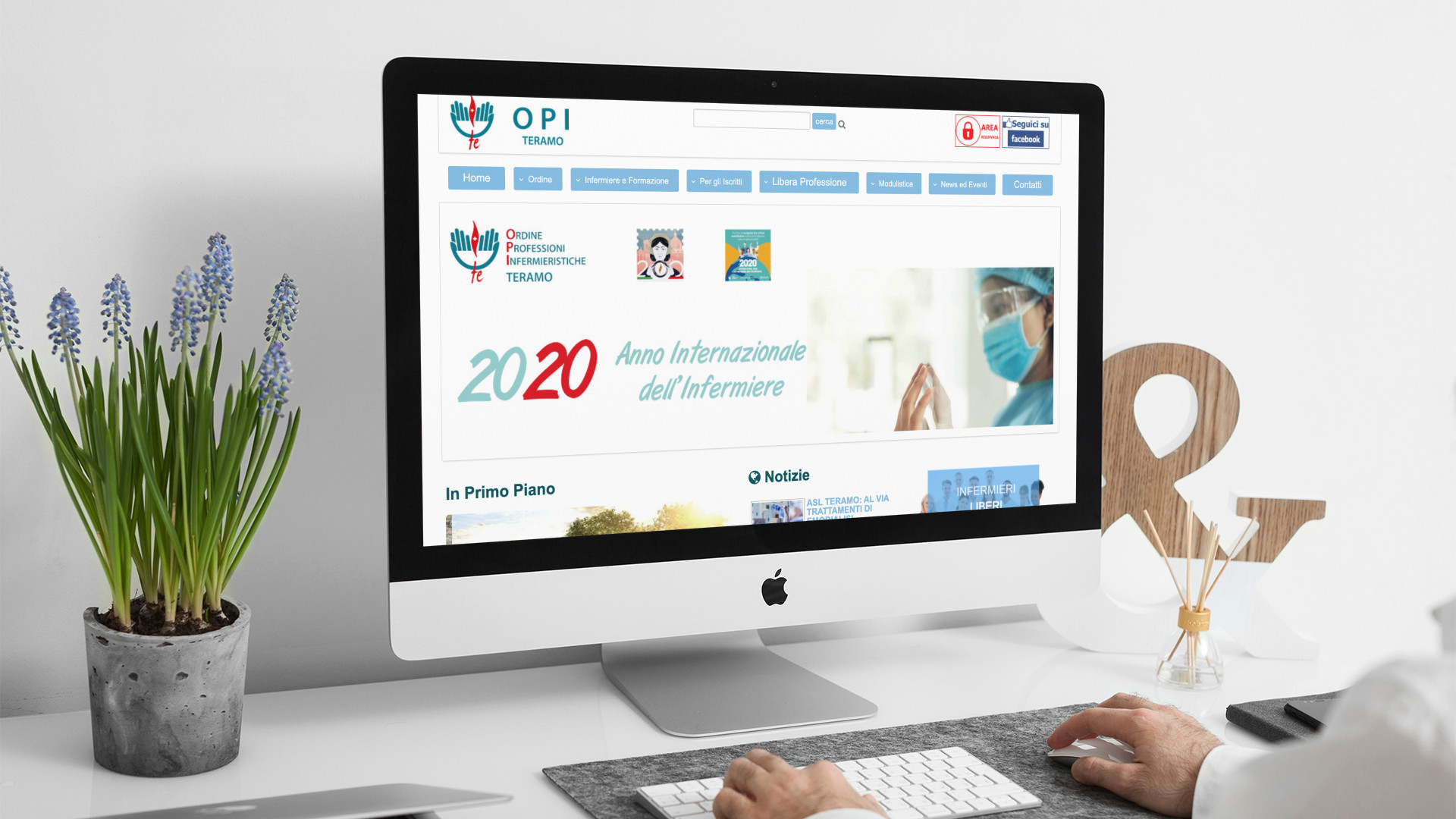 Uomo che guardo sull'iMac la Home Page del sito web della OPI Teramo