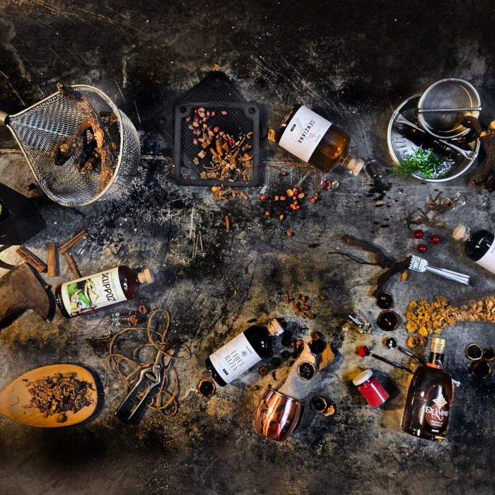 Pavimento con liquori e prodotti Scuppoz con tutti gli ingredienti a Teramo in Abruzzo