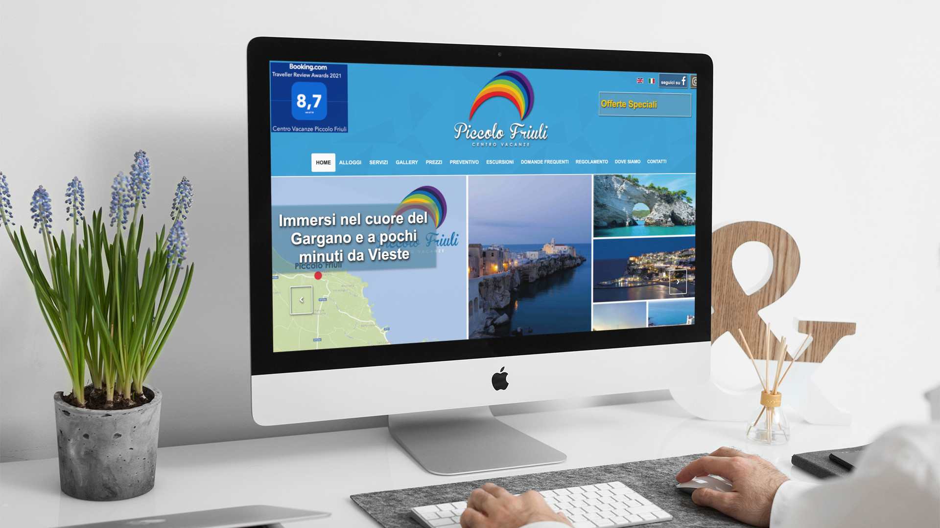 Uomo che guarda sull'iMac la Home Page del sito web del Piccolo Friuli di Vieste