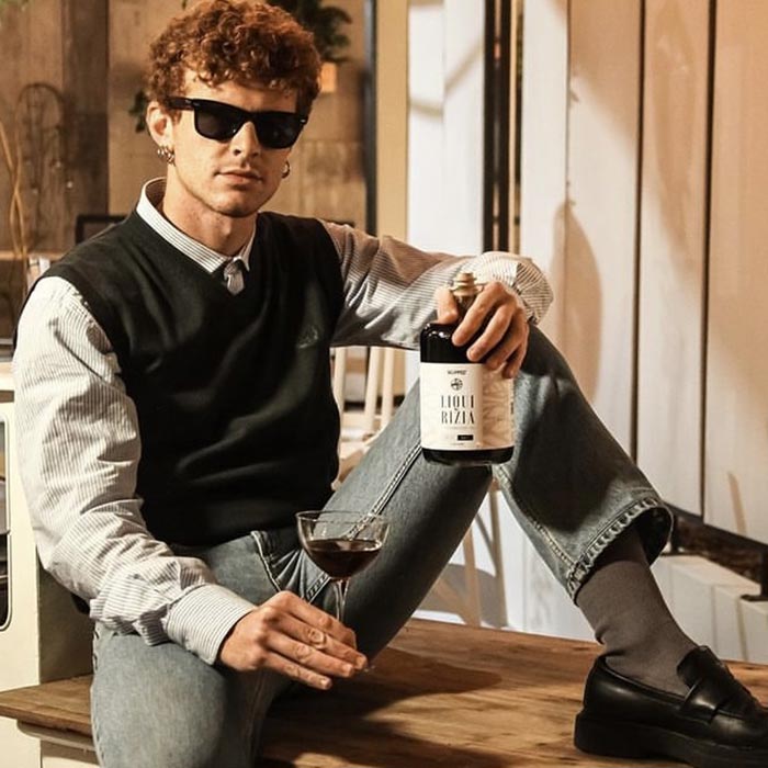Ragazzo con liquore alla liquirizia Scuppoz e un calice