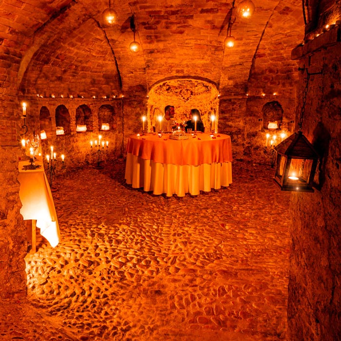 Coppia a cena nella neviera illuminata del Ristorante La Tacchinella