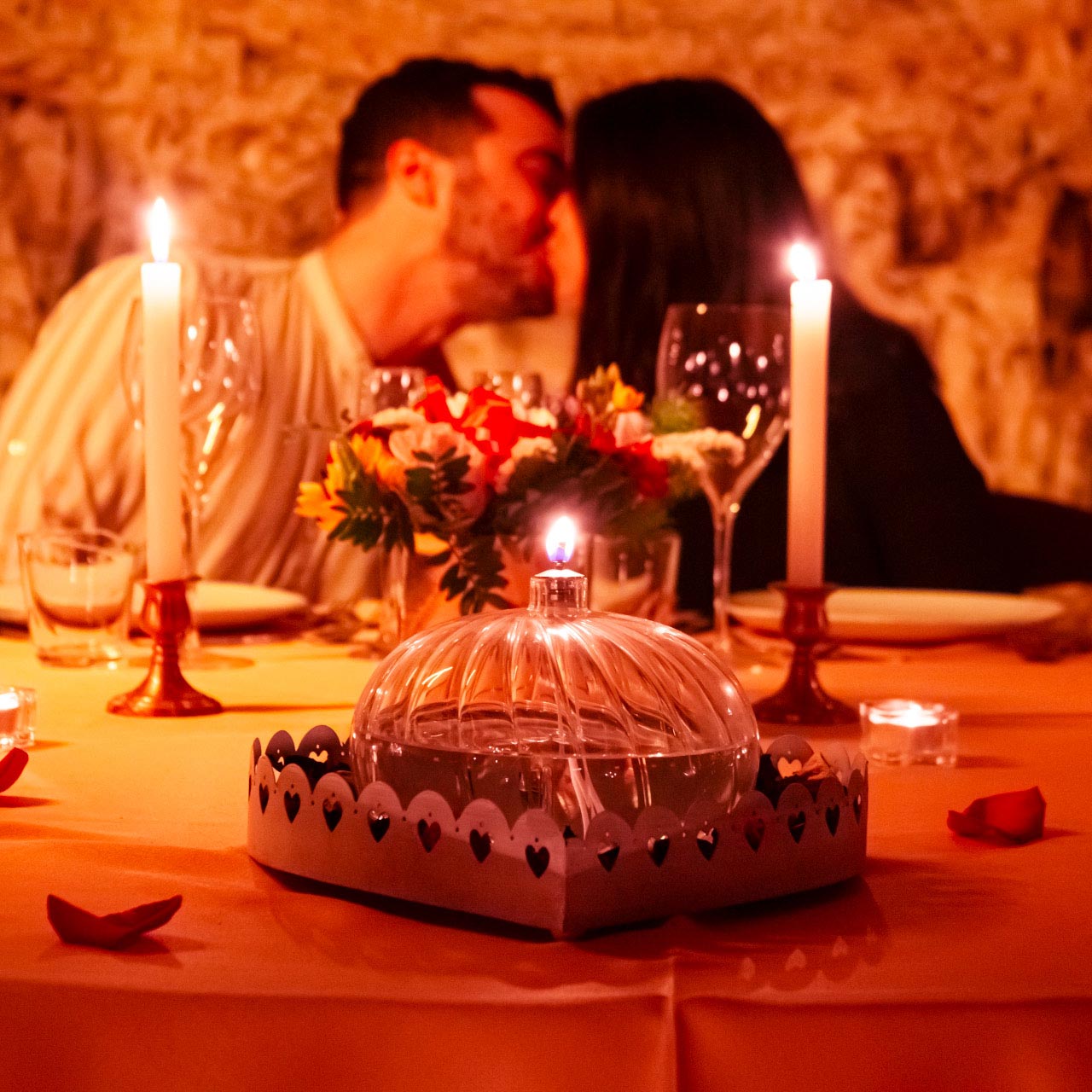 Coppia si bacia durante una cena romantica nella neviera della Tacchinella a Canzano