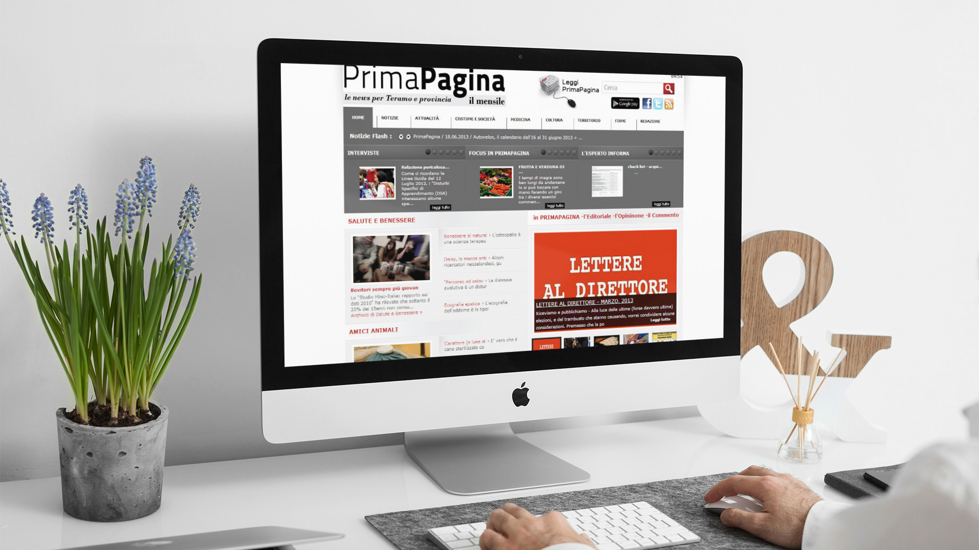 Uomo che guarda sull'iMac la home page del sito web di Prima Pagina