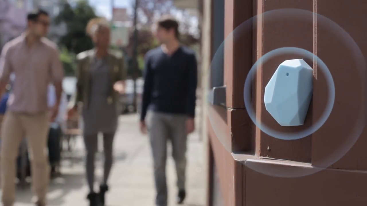 Beacon posizionato sulla parete mentre le persone camminano vicino