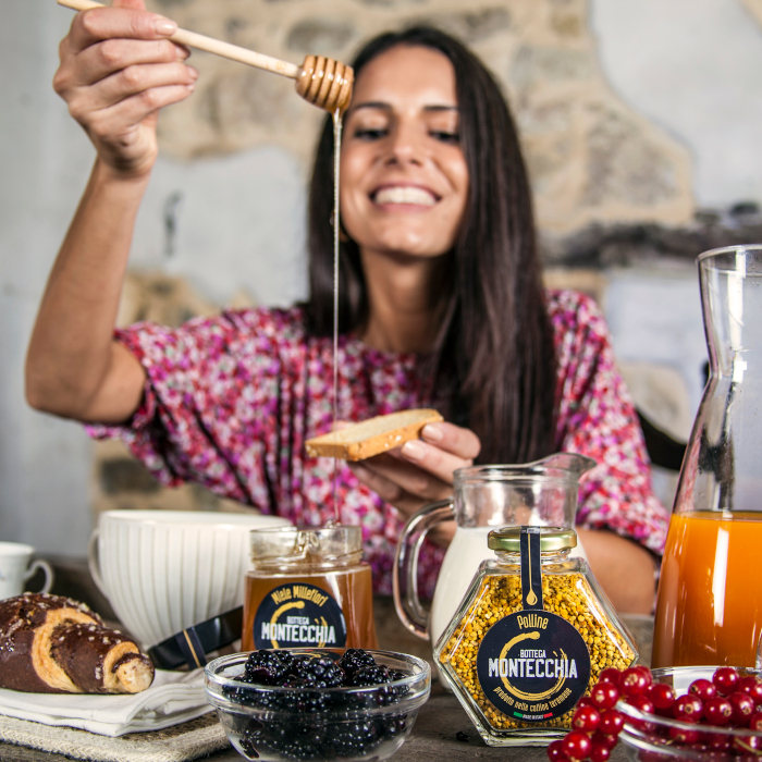 Ragazza durante la colazione con il miele di Bottega Montecchia