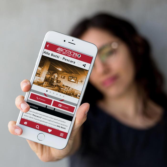 Ragazza mostra la pagina del ristorante sull'App Arrosticini d'Abruzzo per iOS e Android