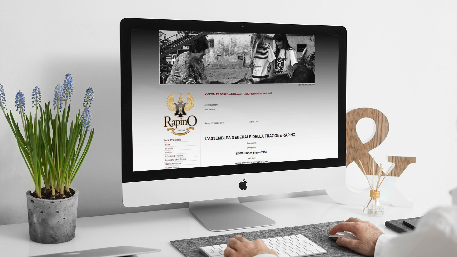 Uomo che guarda sull'iMac la home page del sito web di Rapino Teramo
