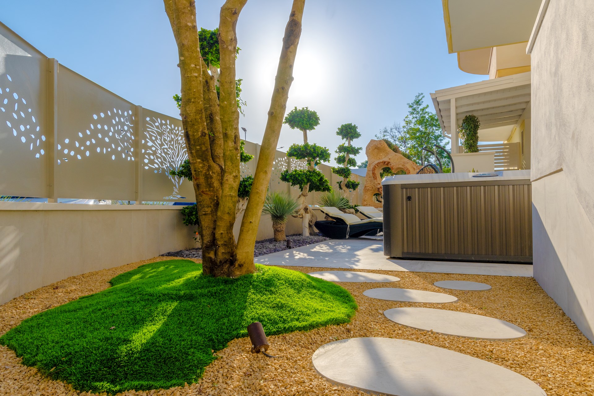 Esterno Residence AleDen Vieste suite con Jacuzzi e giardino riservato nel Gargano