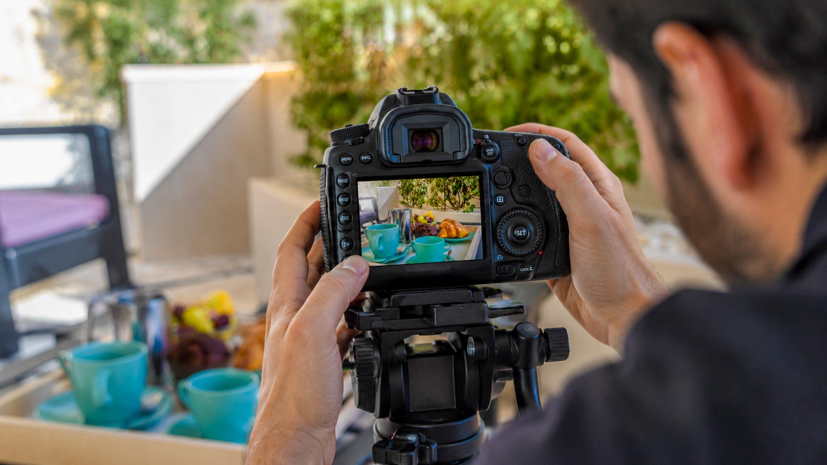 Controllo delle fotografie della colazione in terrazza durante lo shooting fotografico del Residence AleDen di Vieste