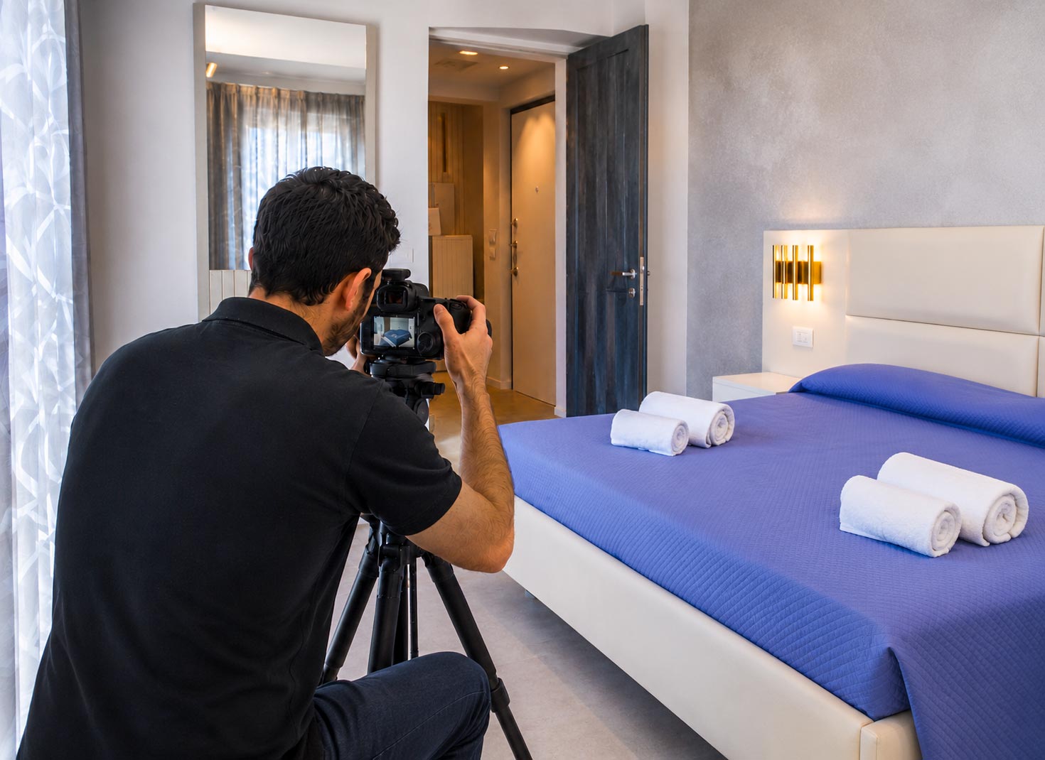 Fotografo professionista durante shooting fotografico di una suite del Residence AleDen a Vieste sul Gargano