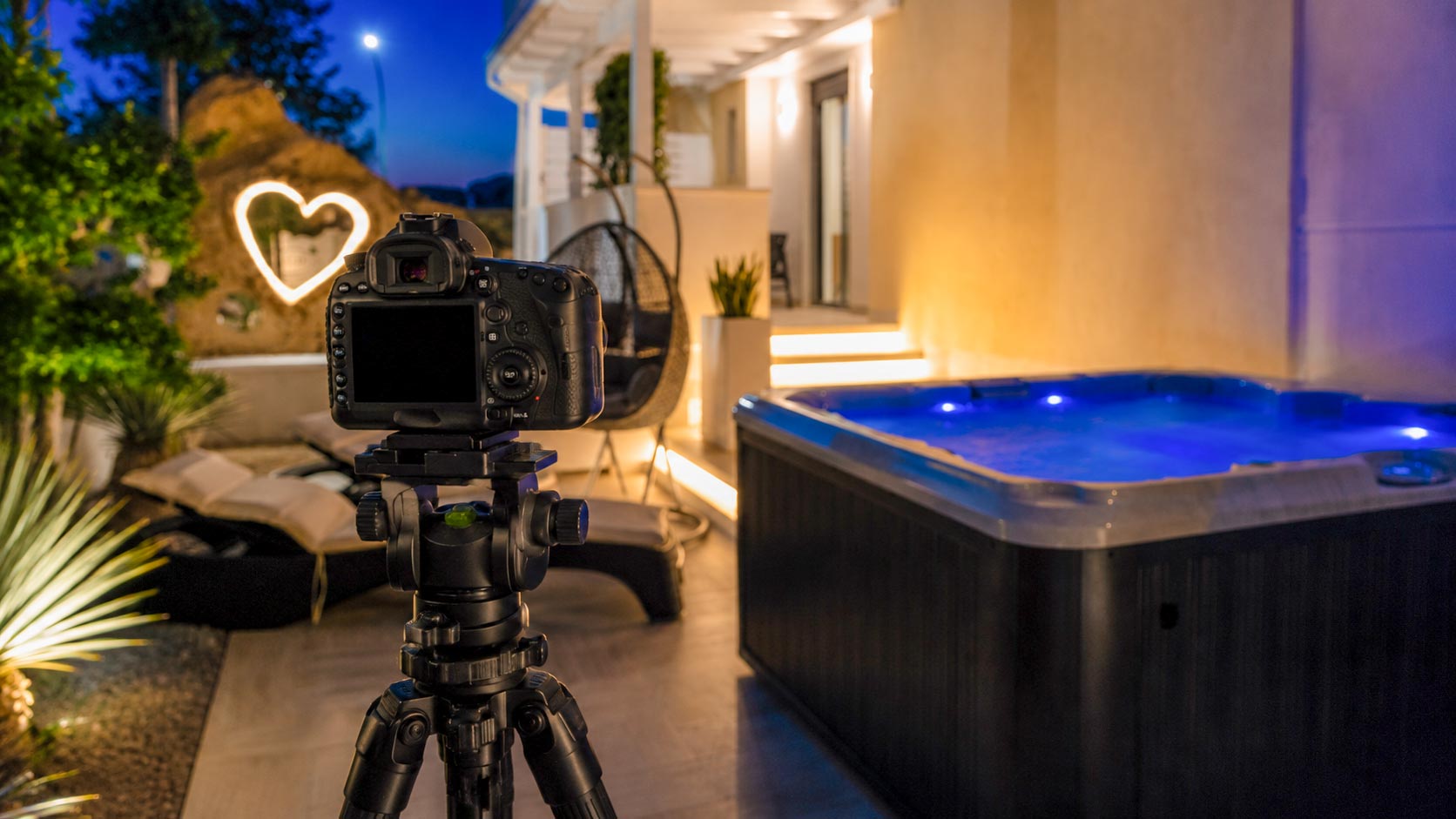 Reflex professionale su treppiede durante lo shooting fotografico notturno dell'area jacuzzi del Residence AleDen a Vieste