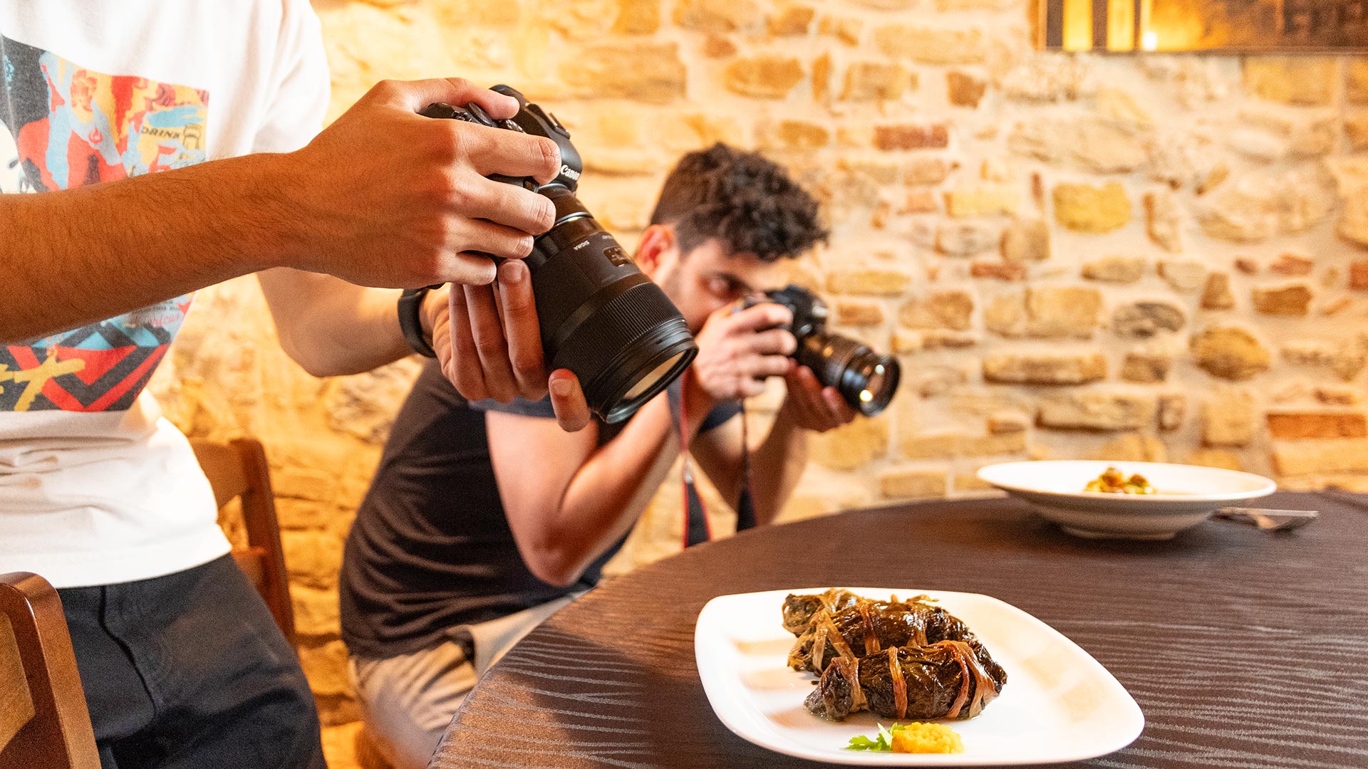 Due fotografi mentre fotografano i piatti del Ristorante La Tacchinella