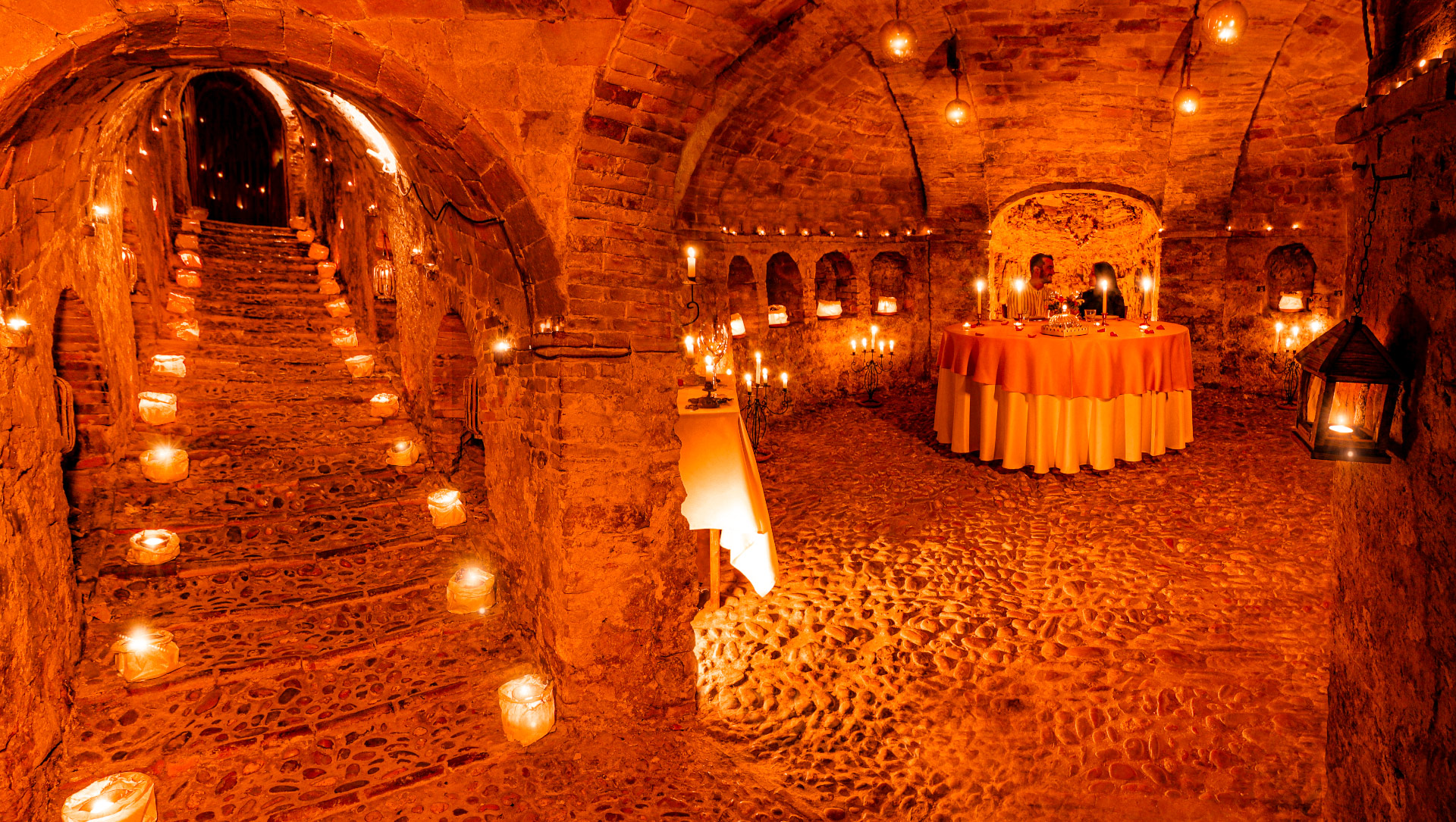Cena romantica di coppia nella neviera illuminata a lume di candela