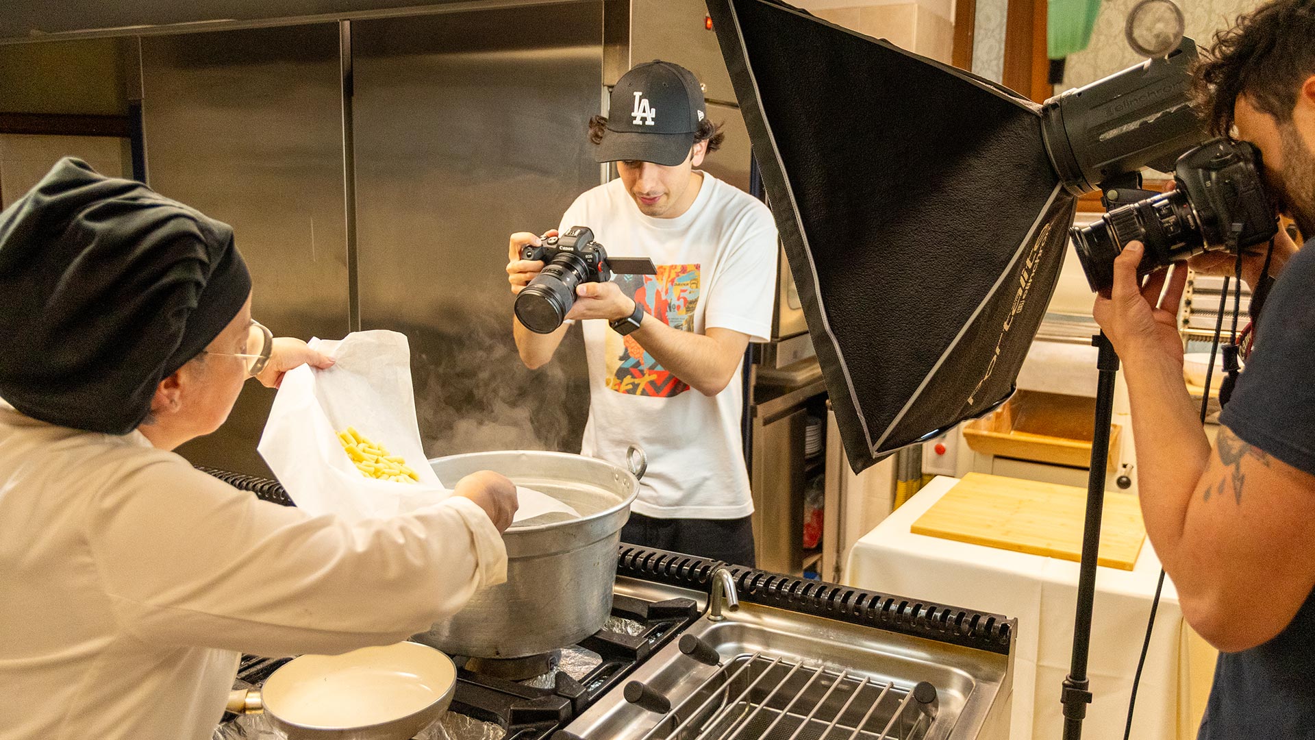 Fotografo mentre fotografa la cuoca in cucina al Ristorante La Tacchinella