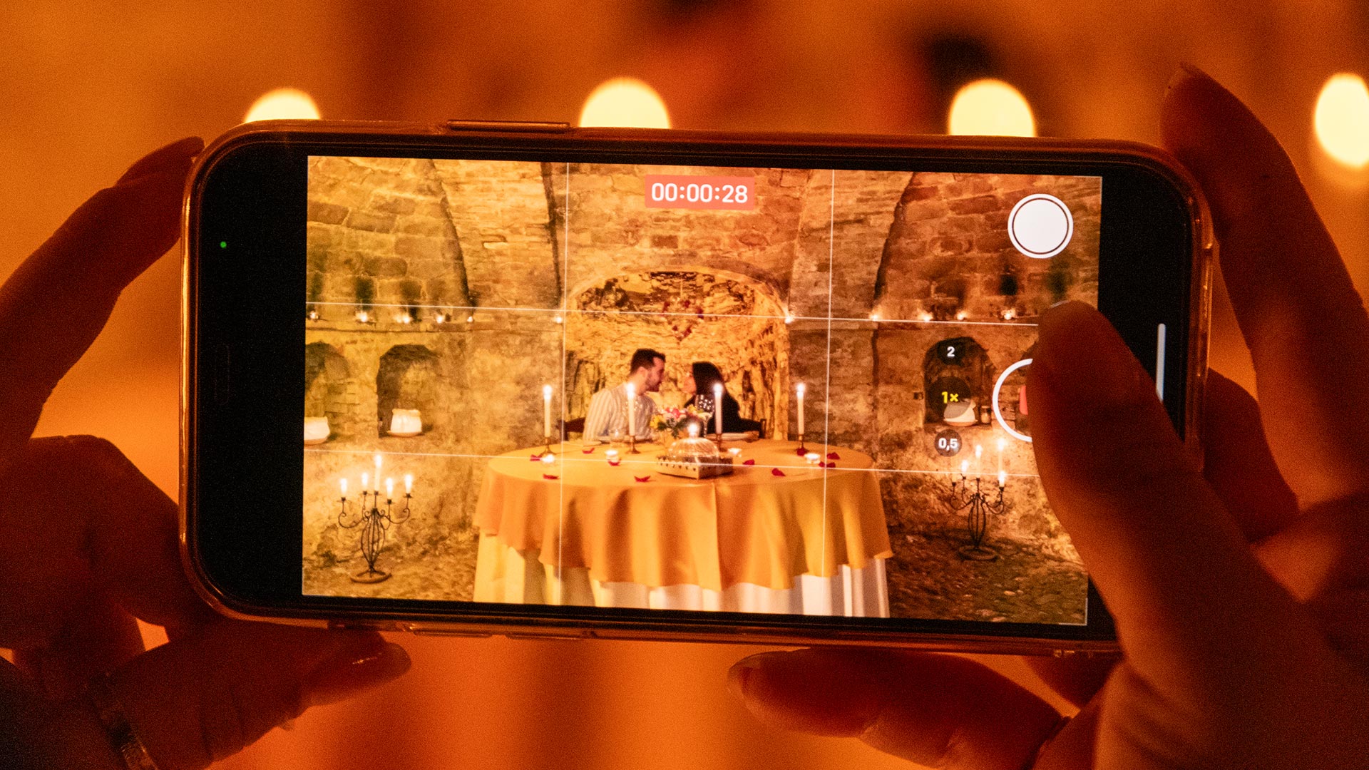 Primo piano dello smartphone che registra le riprese video al Ristorante La Tacchinella produzione video